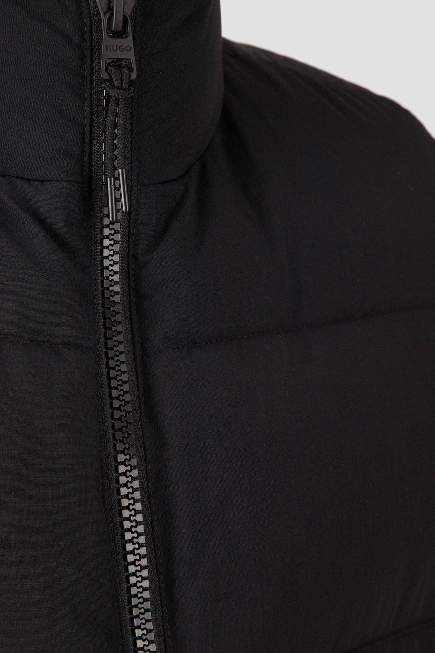 Мужской черный жилет HUGO 50520221;001