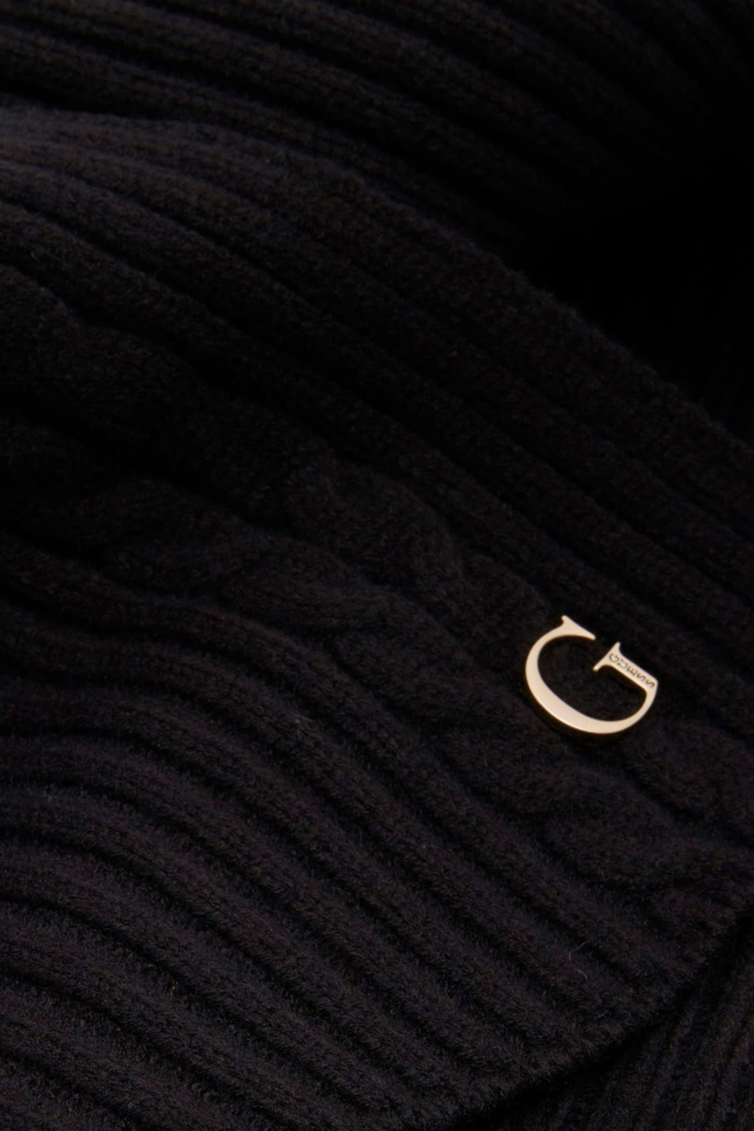 Женский черный шарф Guess AW5383.POL03;BLA