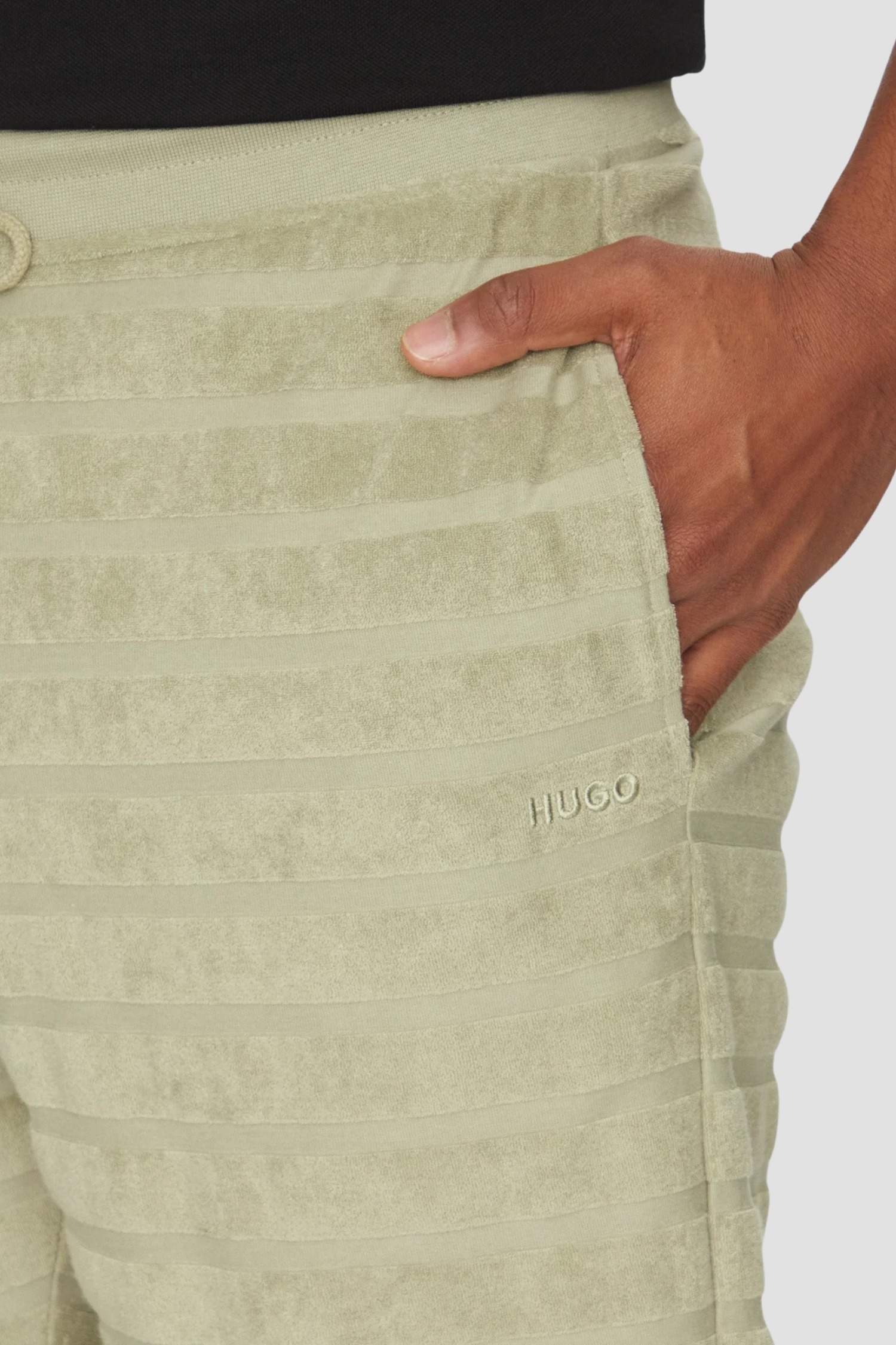 Чоловічі оливкові шорти у смужку HUGO 50535289;391