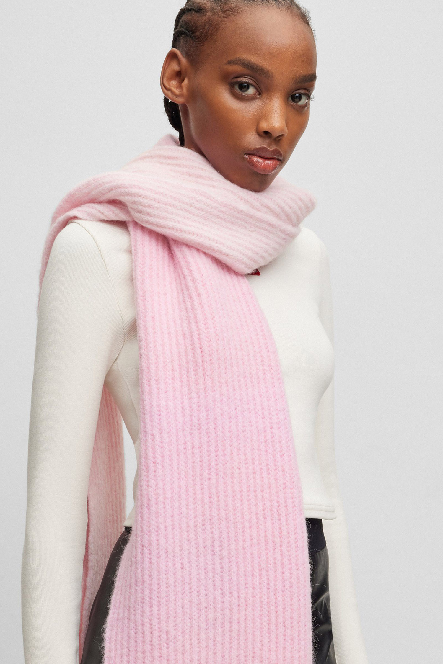 Женский розовый шарф HUGO 50500985;689