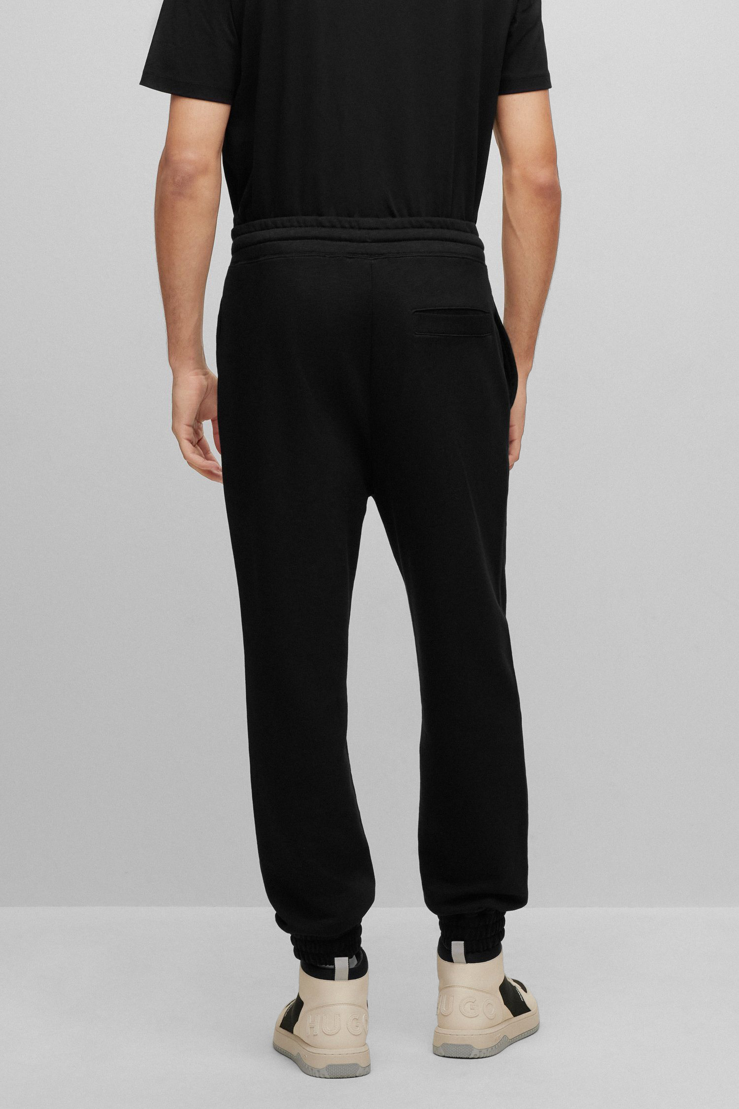 Чоловічі чорні спортивні штани HUGO 50490506;001