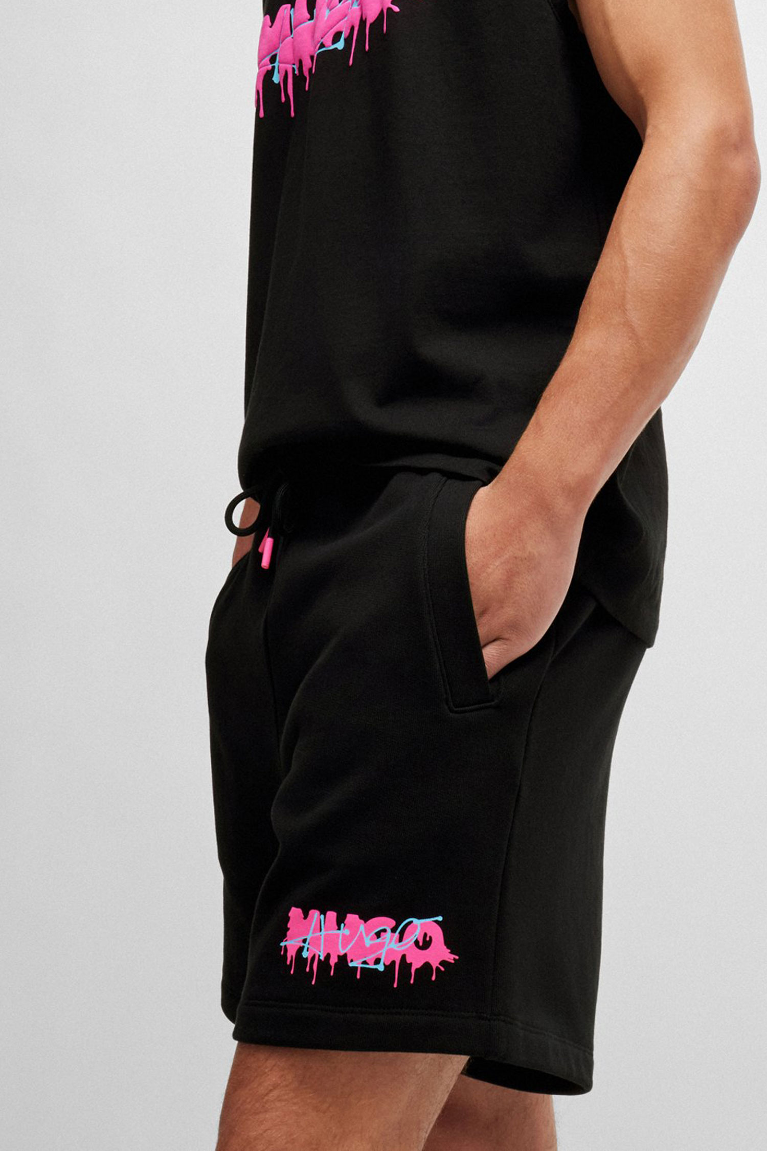 Мужские черные шорты HUGO 50510005;001