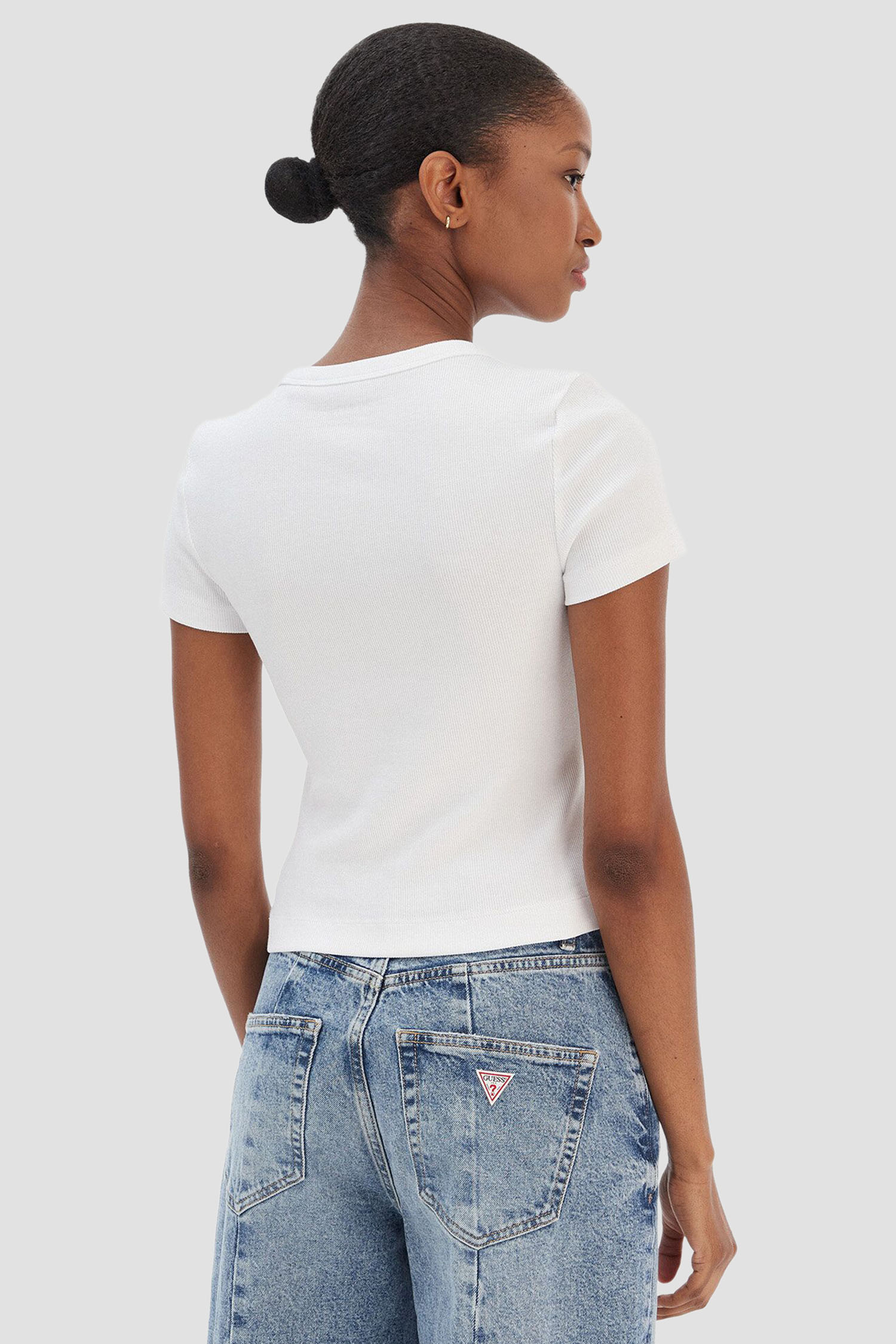 Жіноча біла футболка Guess W6RI22.KA0H1;G011