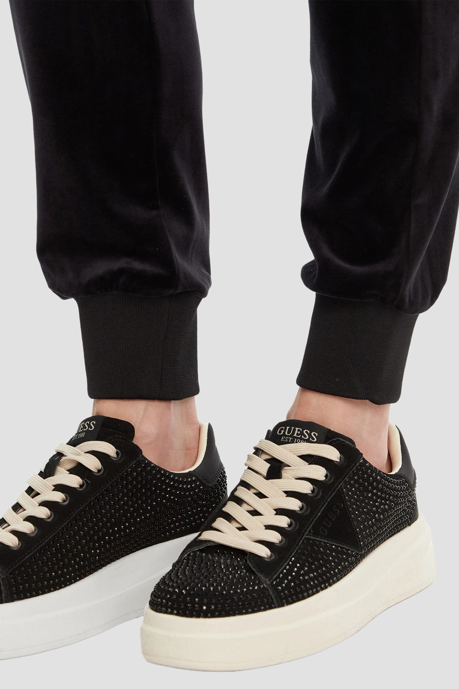 Жіночі чорні велюрові спортивні штани Guess V3BB27.K0232;JBLK