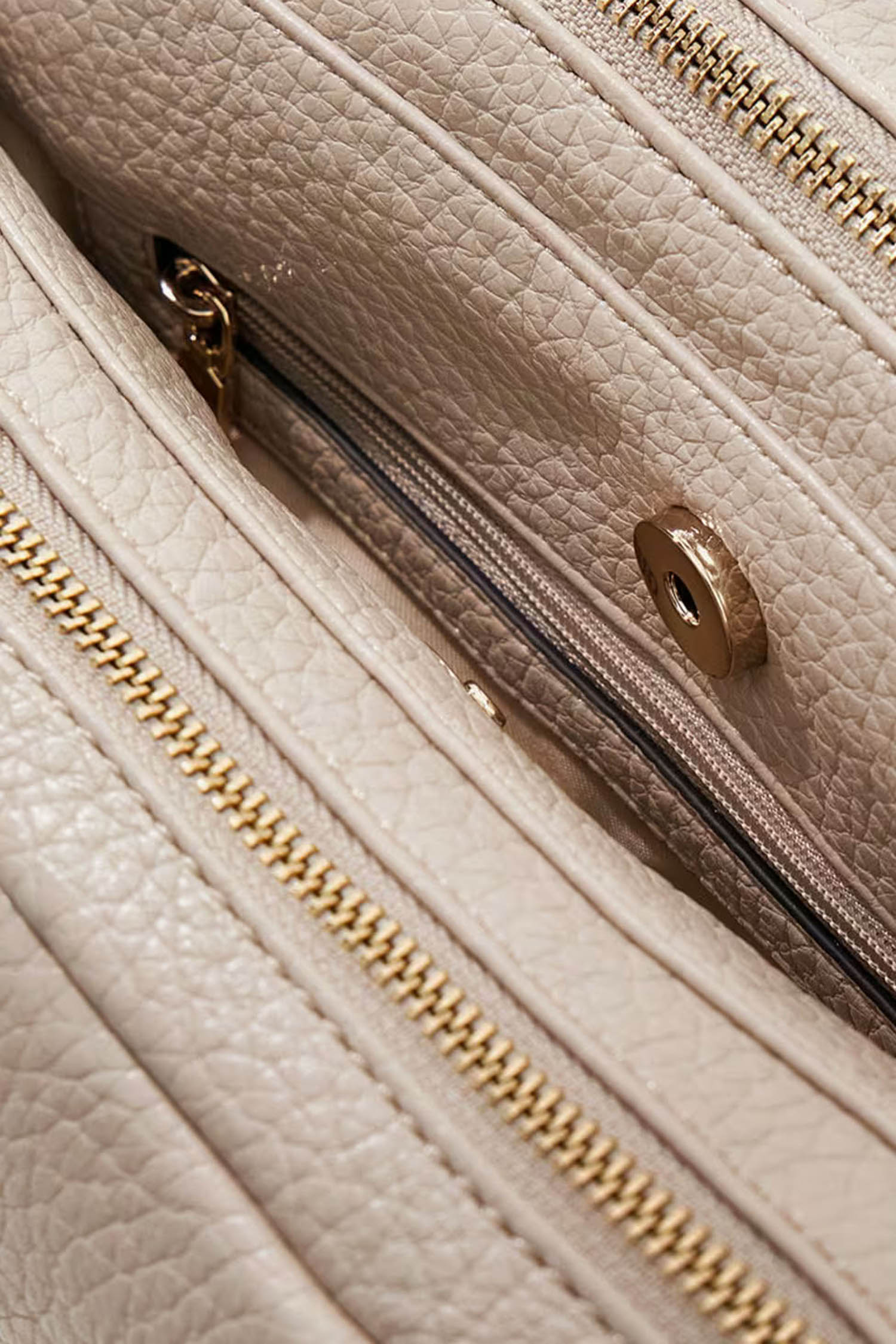 Женская бежевая сумка Guess HWBG95.01060;LTA