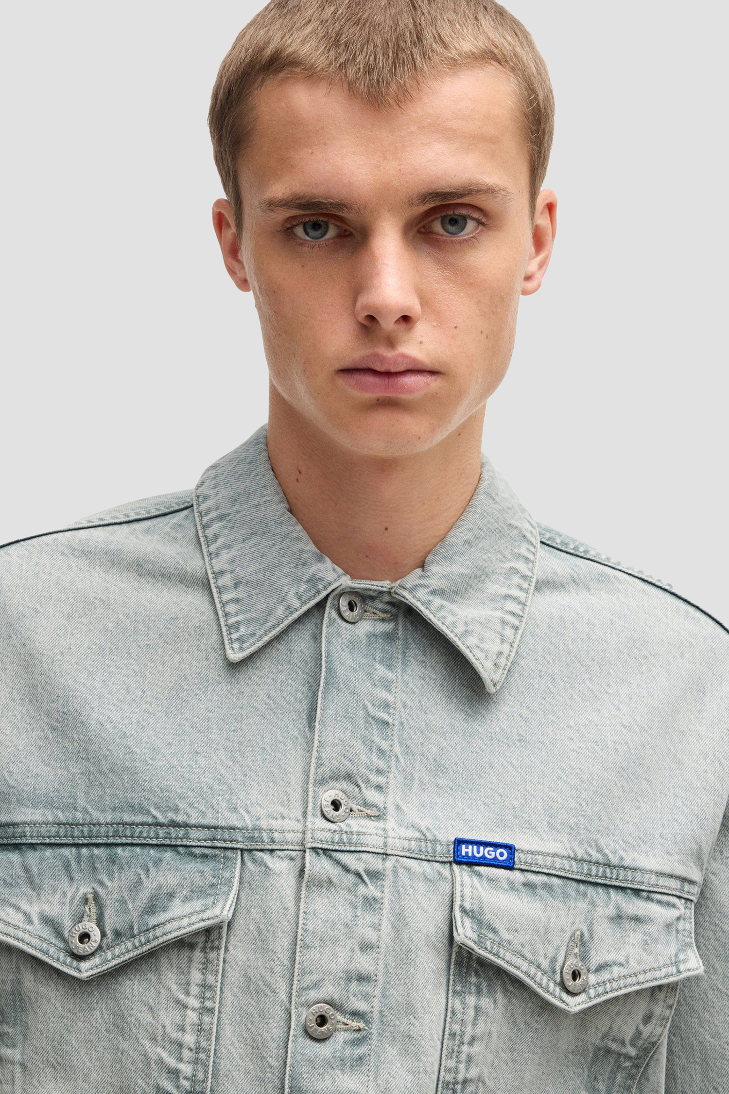 Мужская светло-серая джинсовая куртка HUGO BLUE 50534538;331
