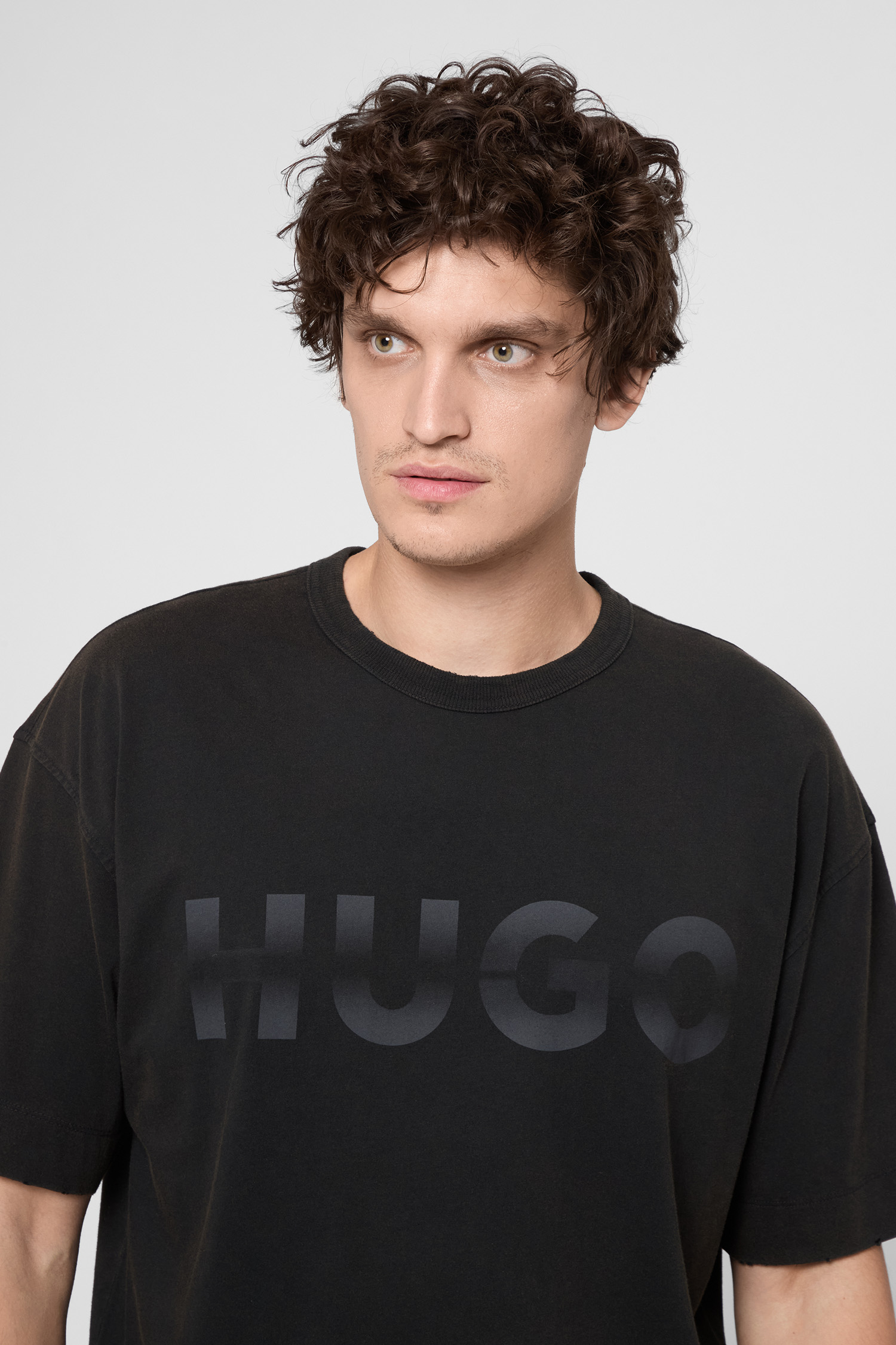 Чоловіча чорна футболка HUGO BLUE 50548341;036