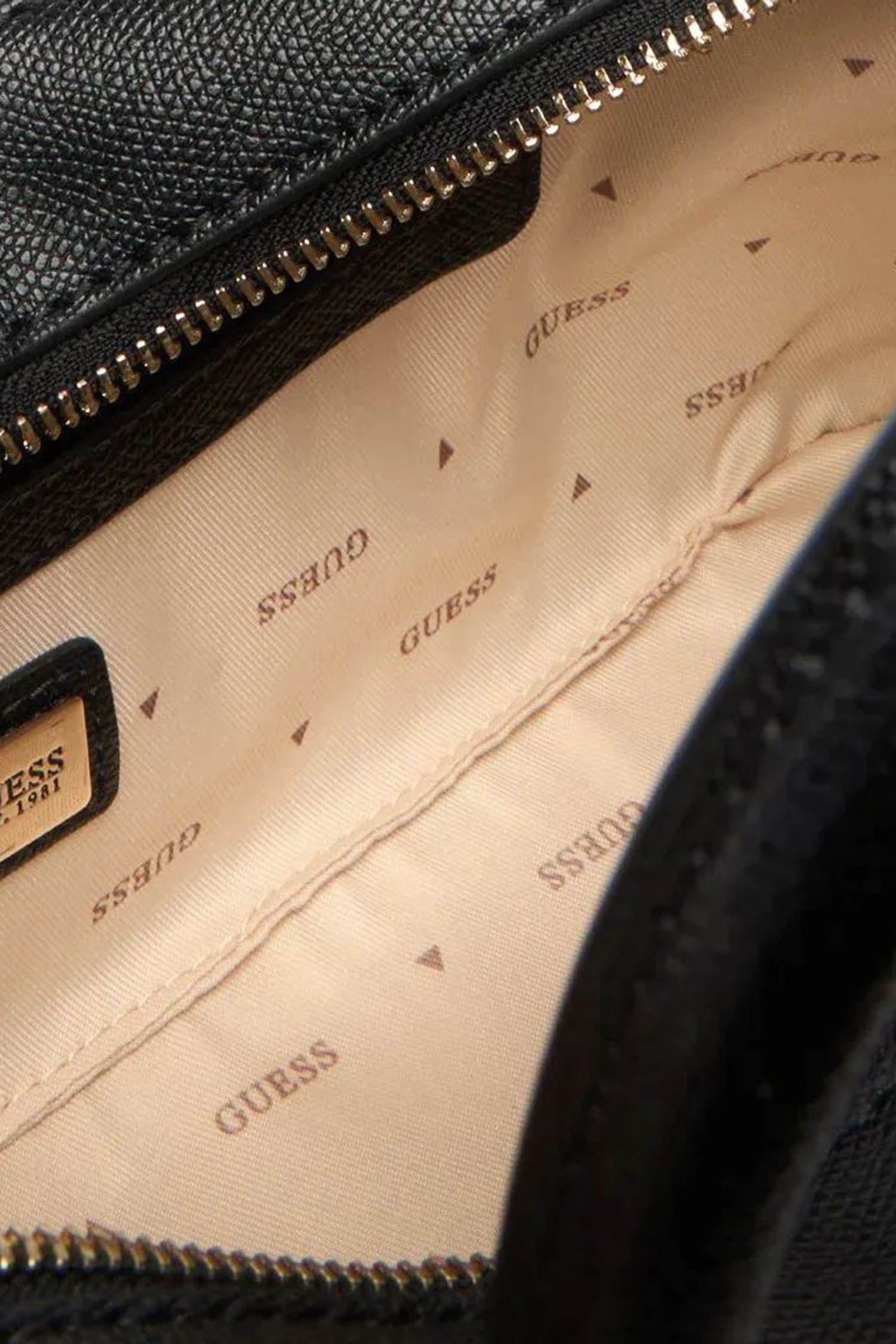 Жіноча чорна сумка Guess HWBG98.99060;BLA