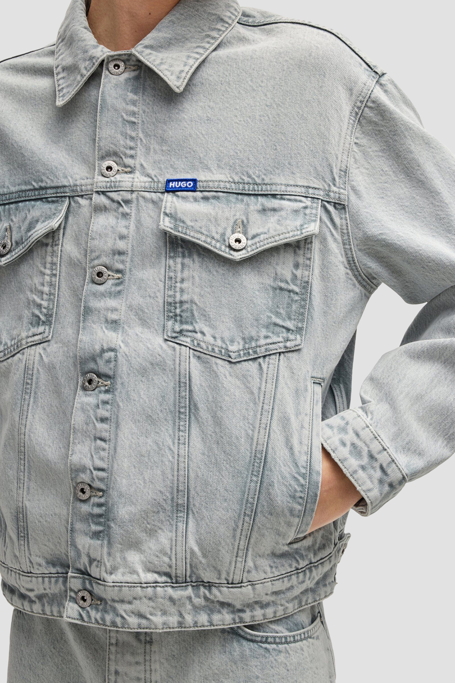 Мужская светло-серая джинсовая куртка HUGO BLUE 50534538;331