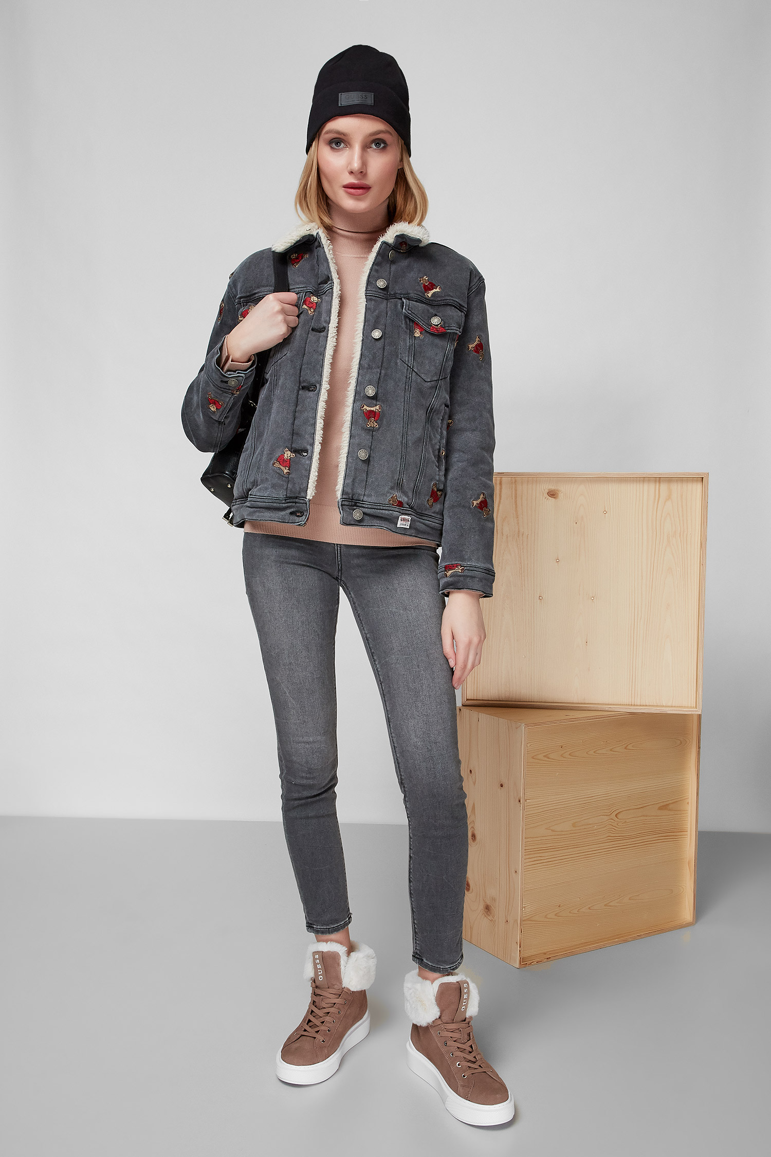 Женская серая джинсовая куртка Guess W1BGJ2.D2MR0;A908