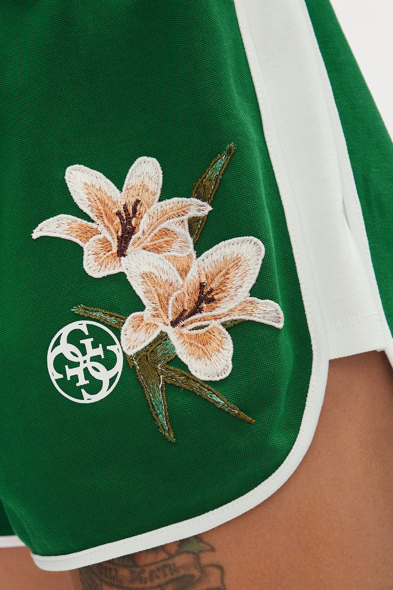 Женские зеленые шорты Guess V4GD05.KC5R0;G8FZ