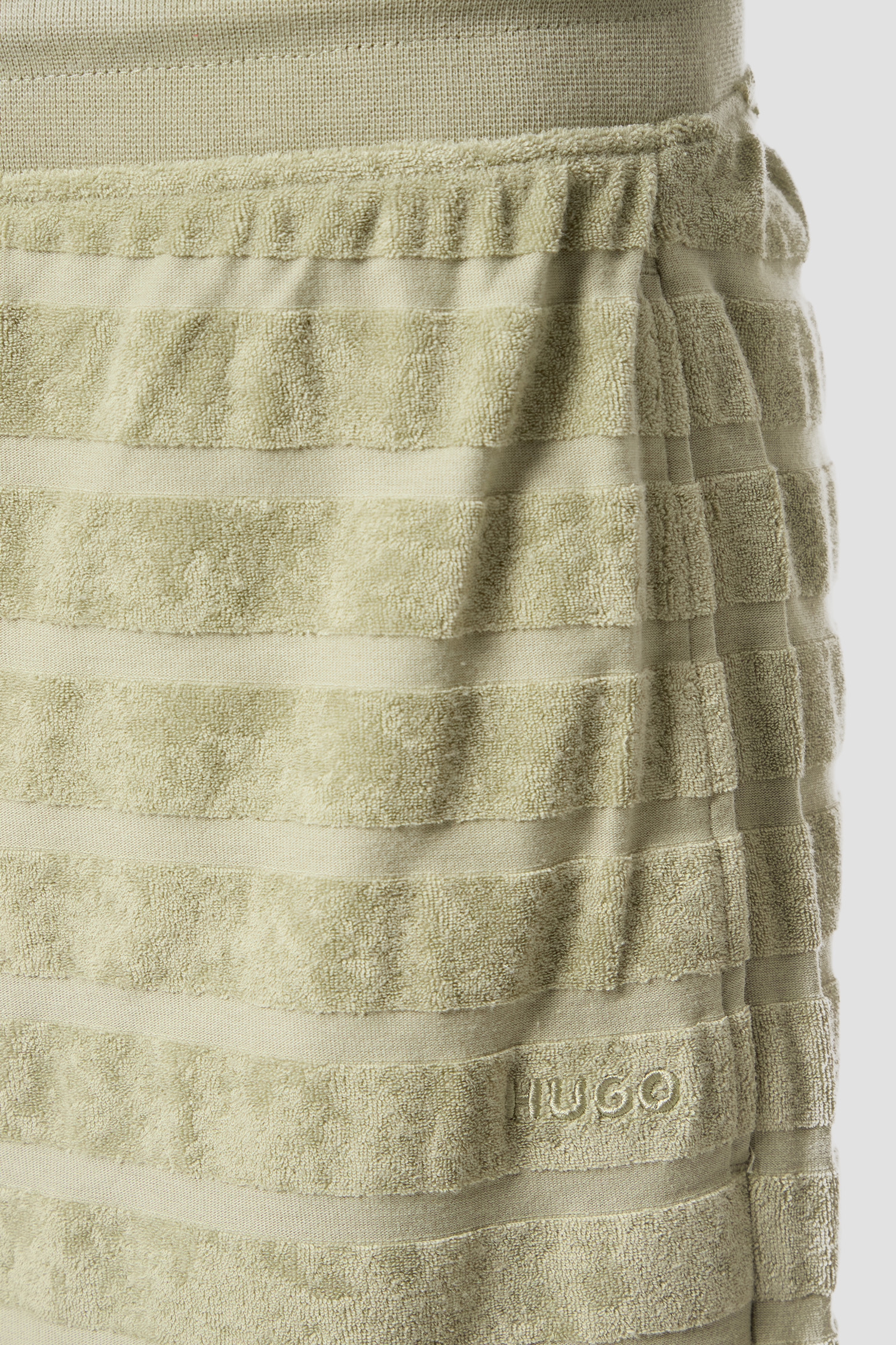 Чоловічі оливкові шорти у смужку HUGO 50535289;391