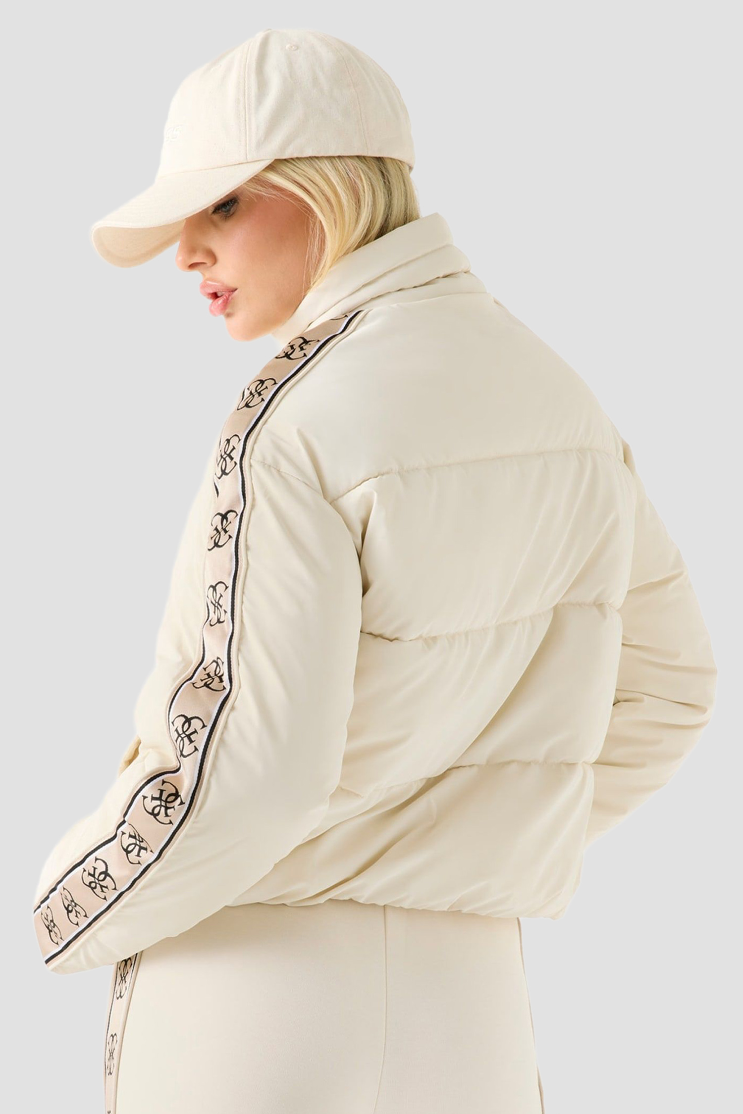 Жіноча бежева куртка Guess V5BL11.WGYC2;G6K5