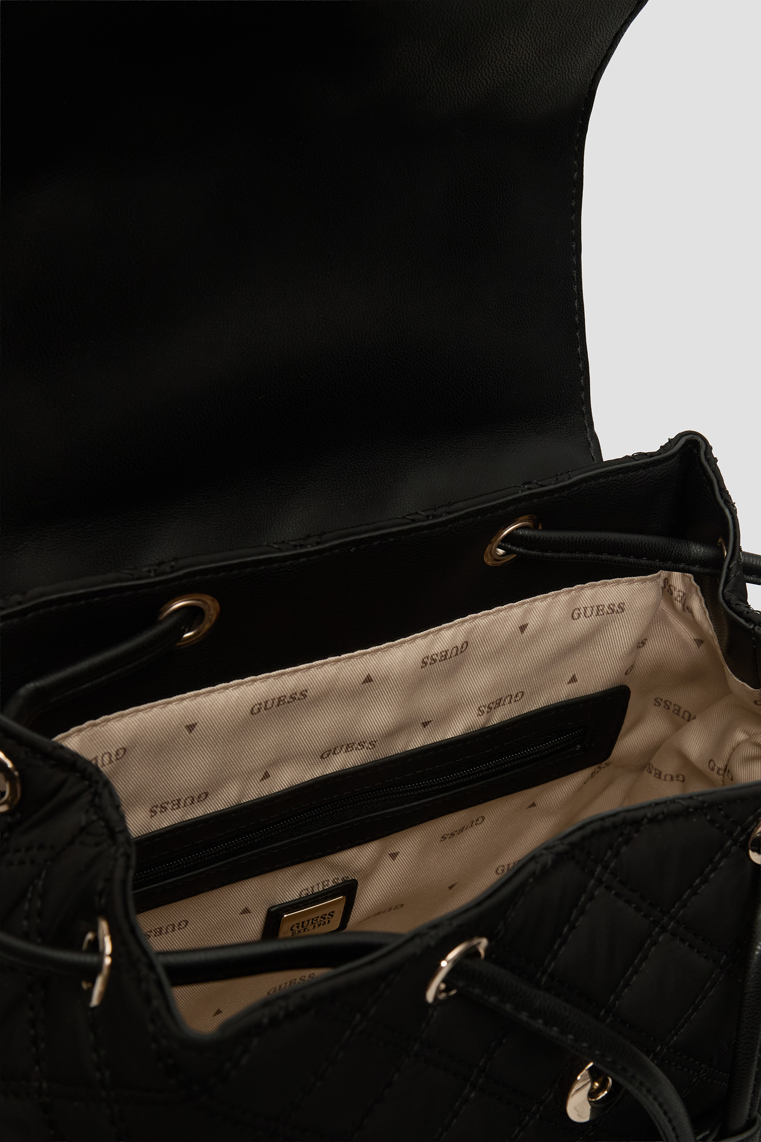 Женский черный рюкзак Guess HWYQ96.73330;BLA