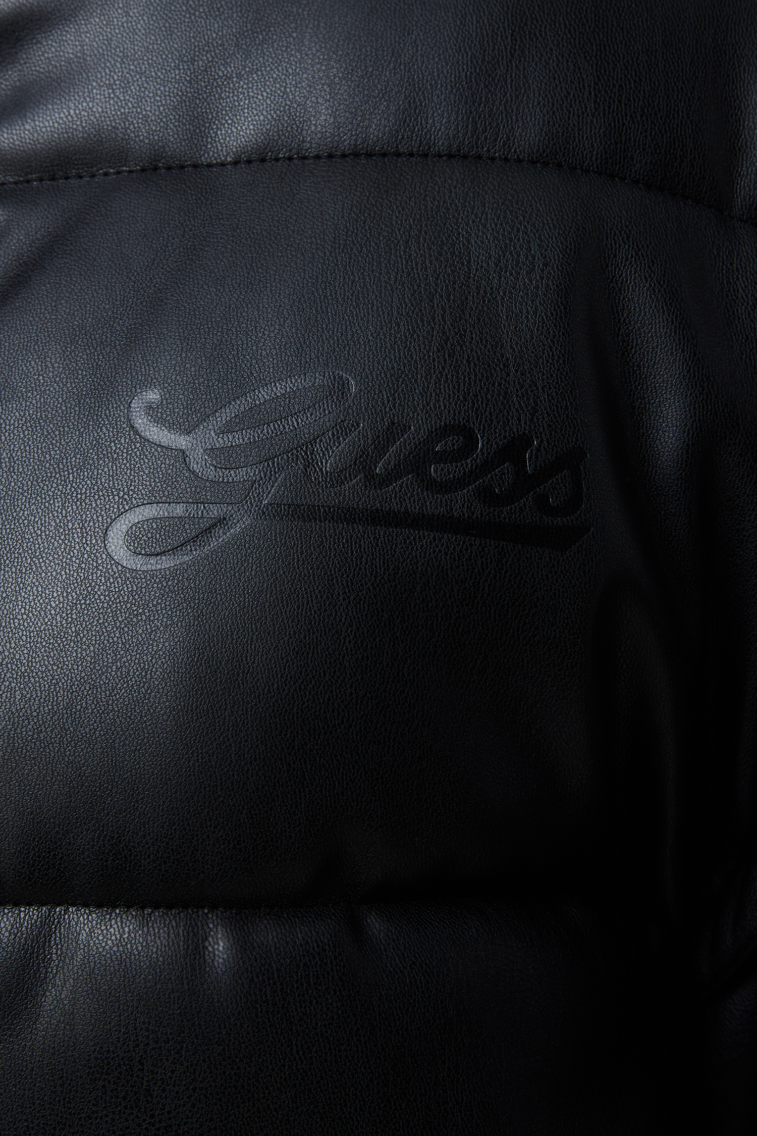 Жіноча чорна куртка Guess W3BL12.WFSP0;JBLK