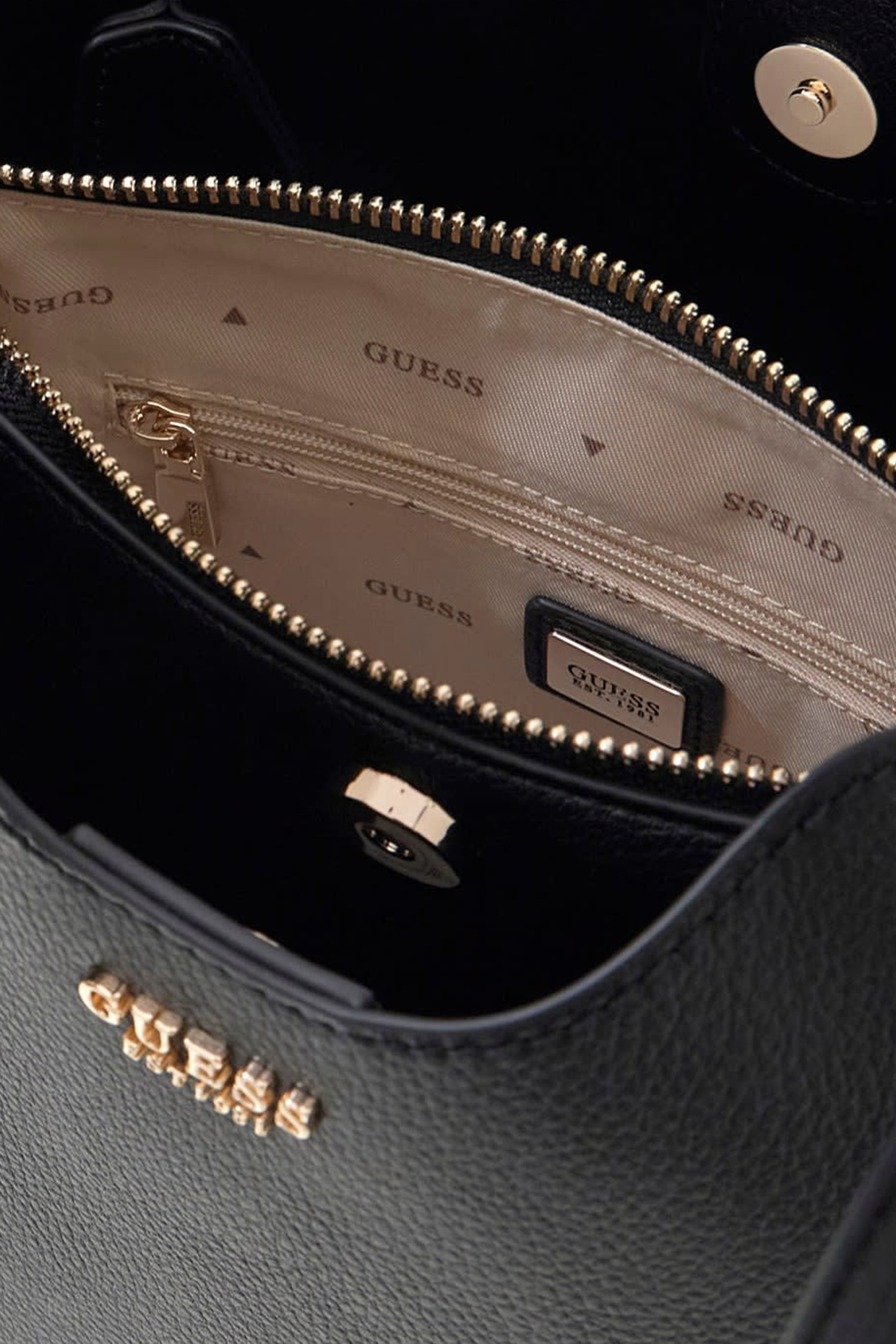 Жіноча чорна шкіряна сумка Guess HWBG97.35030;BLA