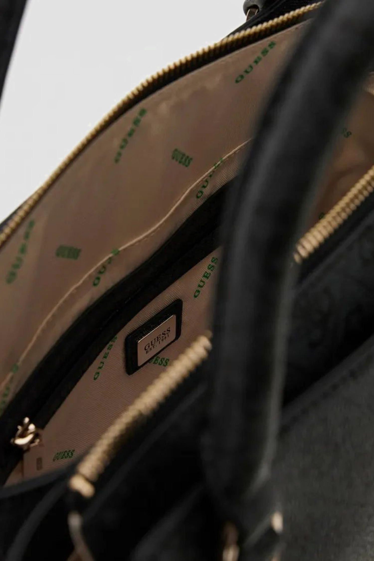 Женская темно-серая сумка с узором Guess HWESG9.51006;CLO