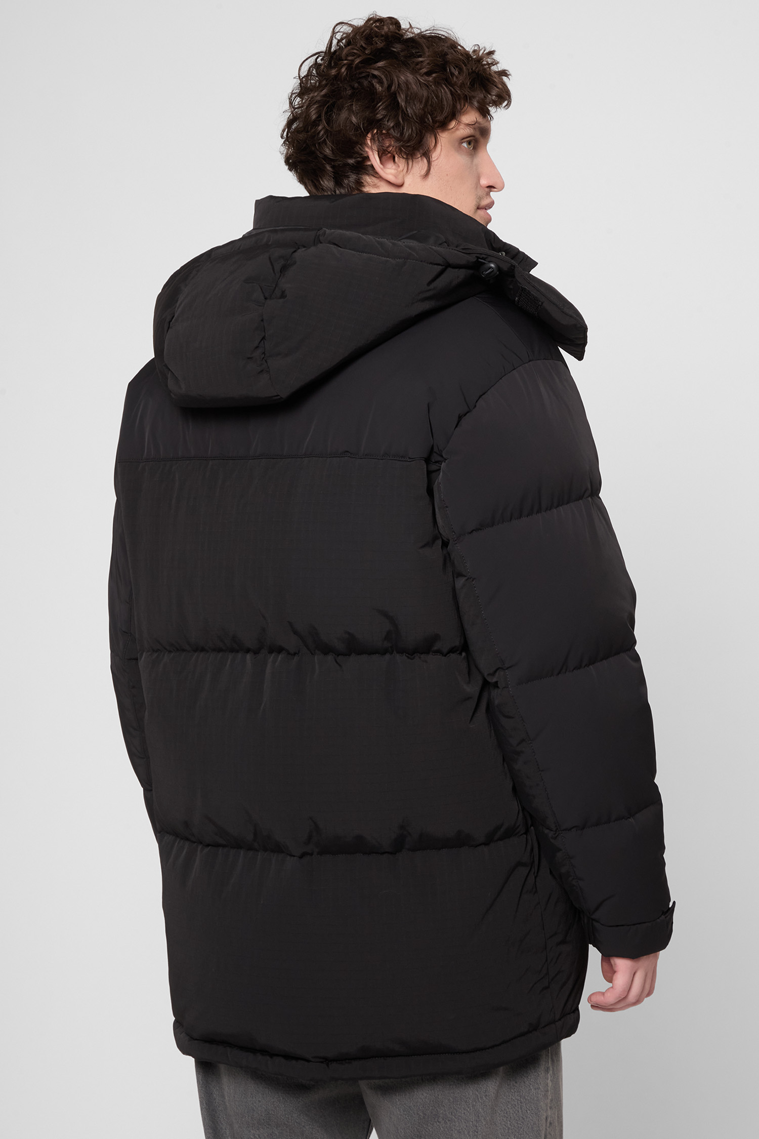 Чоловічий чорний пуховик HUGO 50547890;001