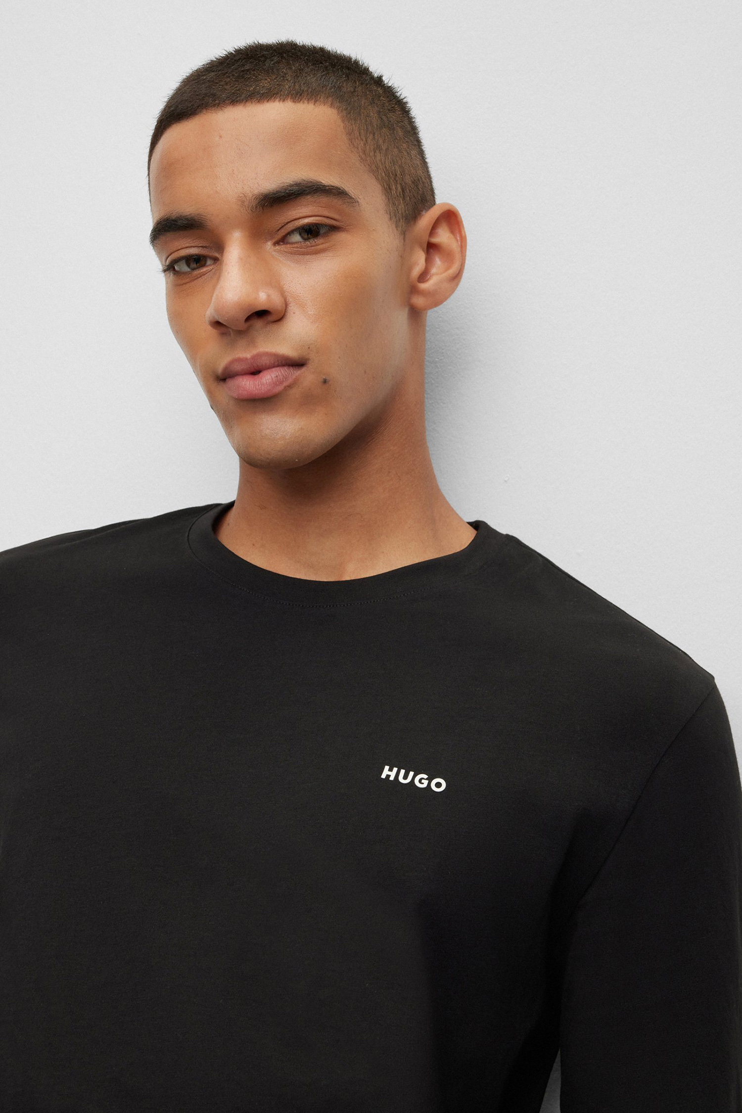 Мужской черный лонгслив HUGO 50466159;001