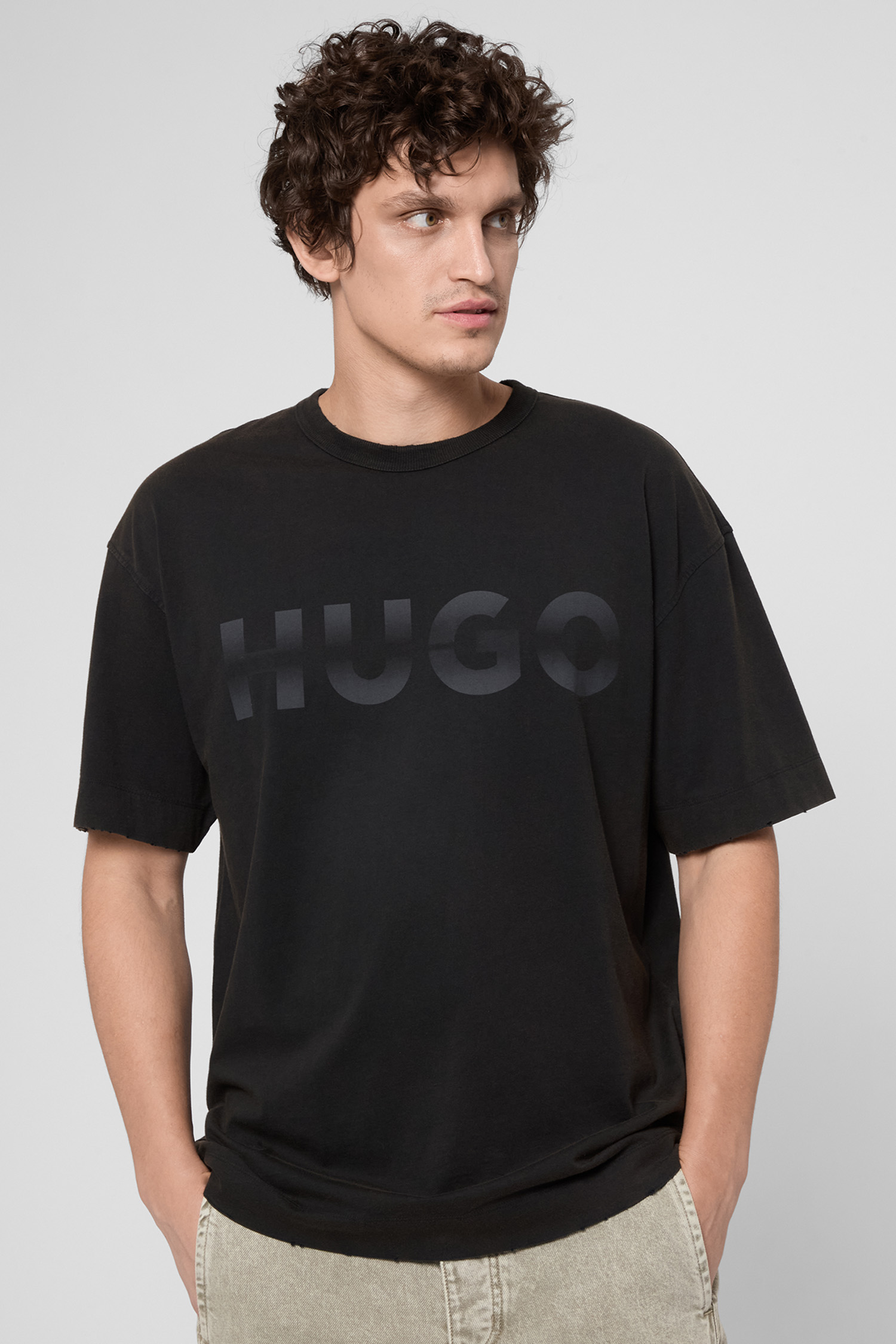 Чоловіча чорна футболка HUGO BLUE 50548341;036