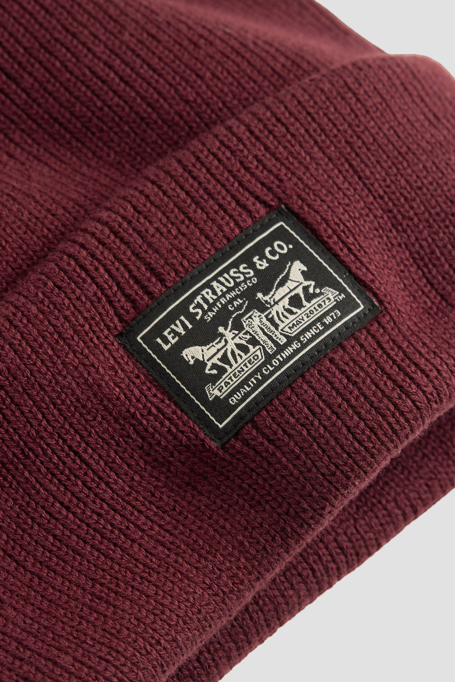 Женская бордовая шапка Levi’s® 000J7;0009