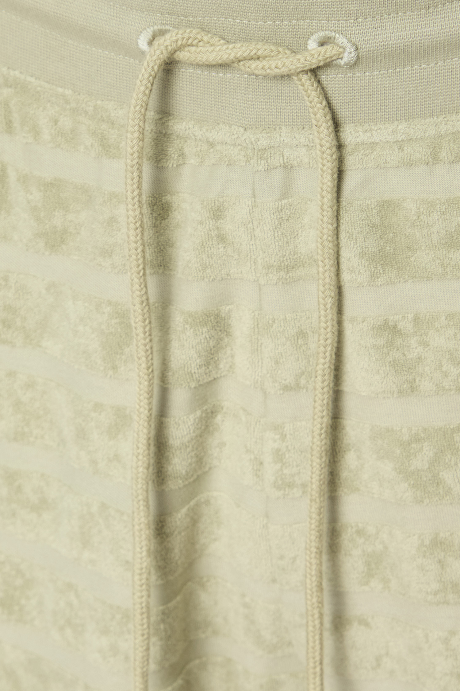 Чоловічі оливкові шорти у смужку HUGO 50535289;391