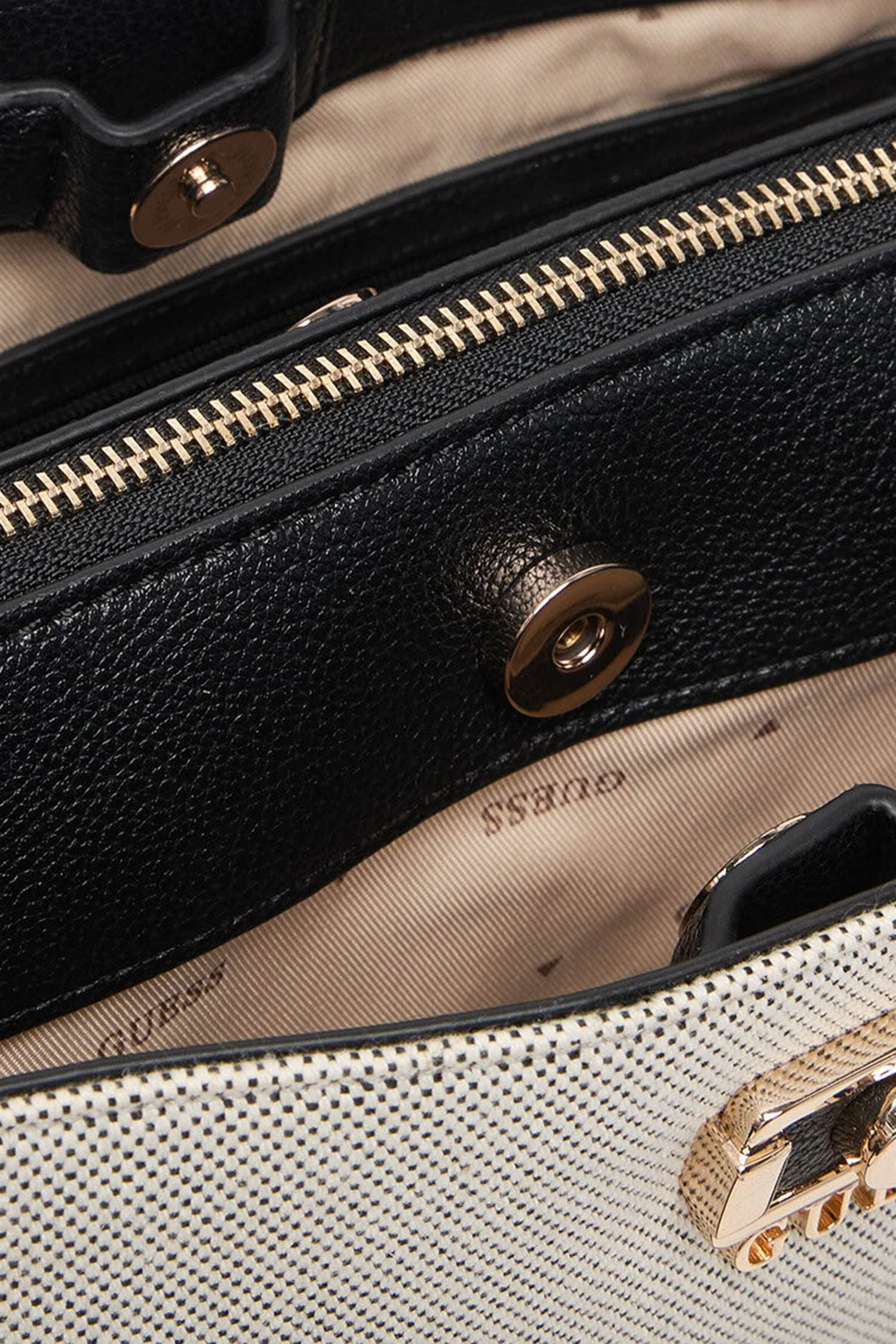 Жіноча біла сумка Guess HWAG97.19070;NTB