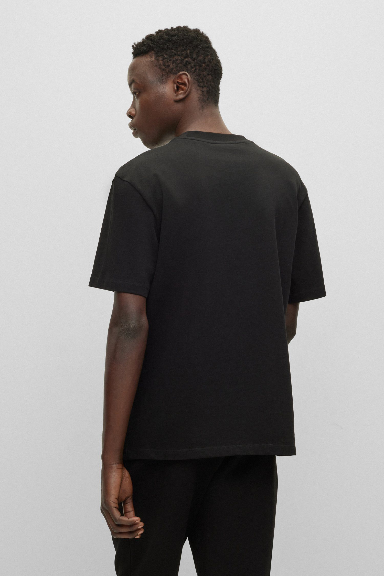 Чоловіча чорна футболка HUGO 50488330;001