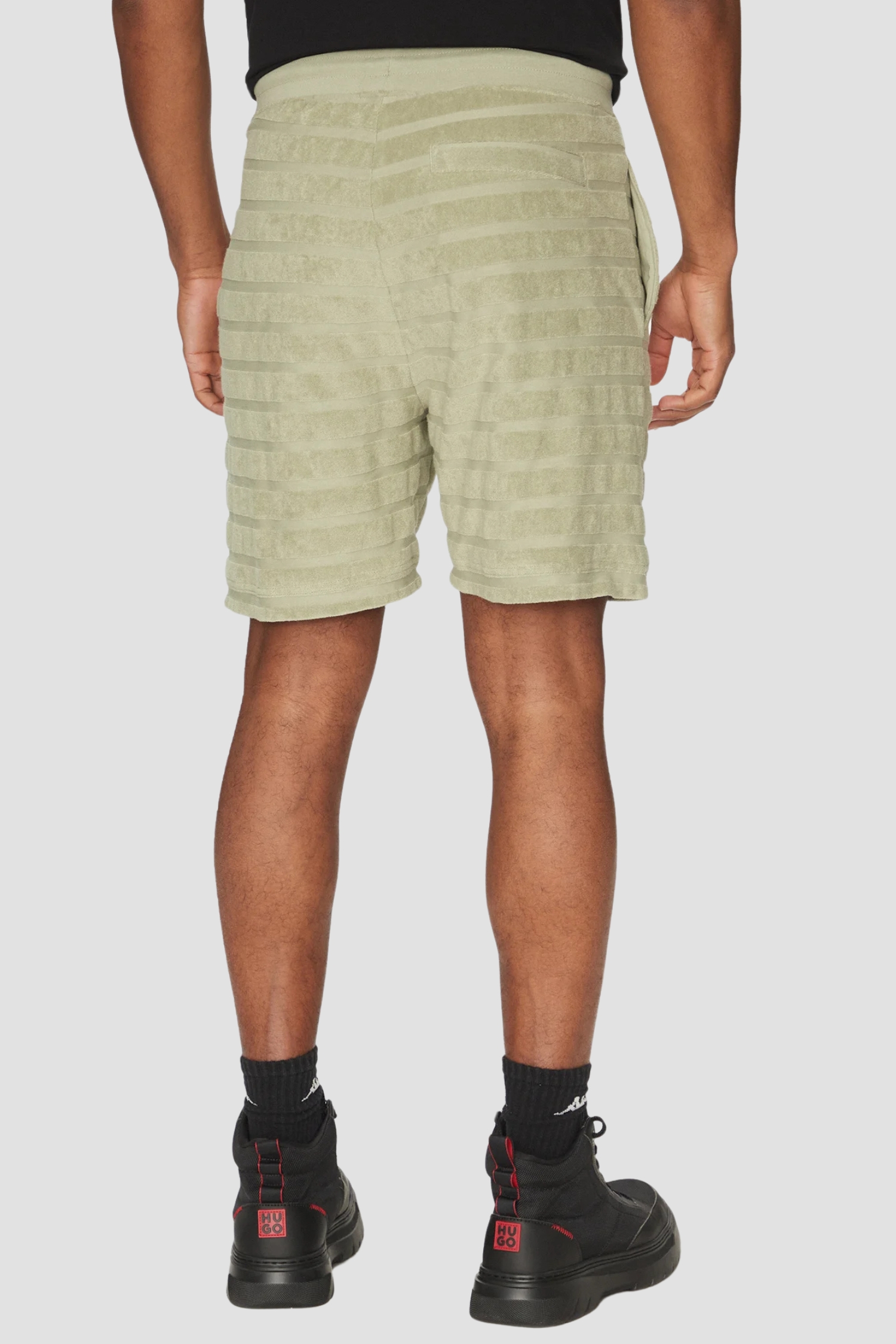 Чоловічі оливкові шорти у смужку HUGO 50535289;391