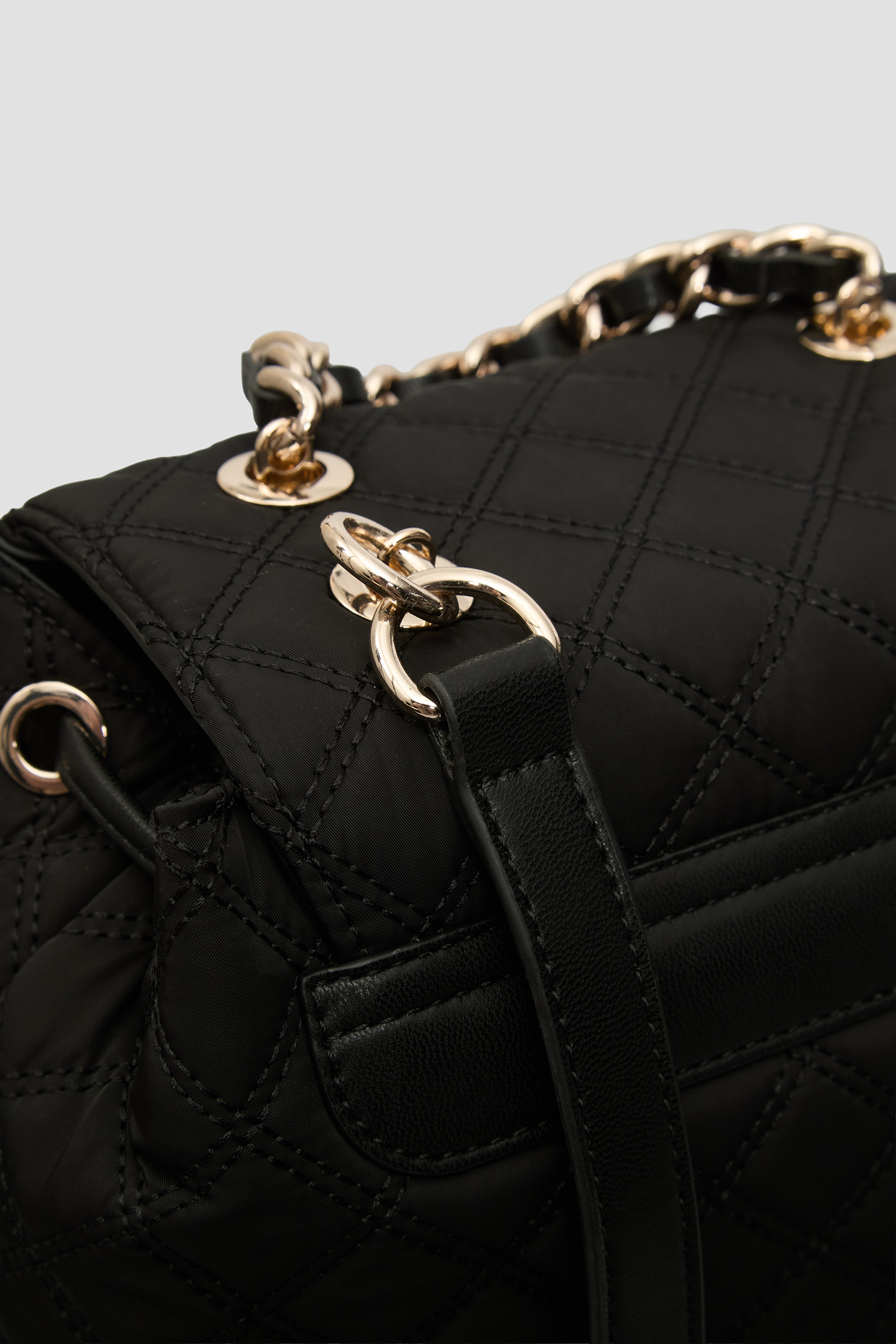 Женский черный рюкзак Guess HWYQ96.73330;BLA