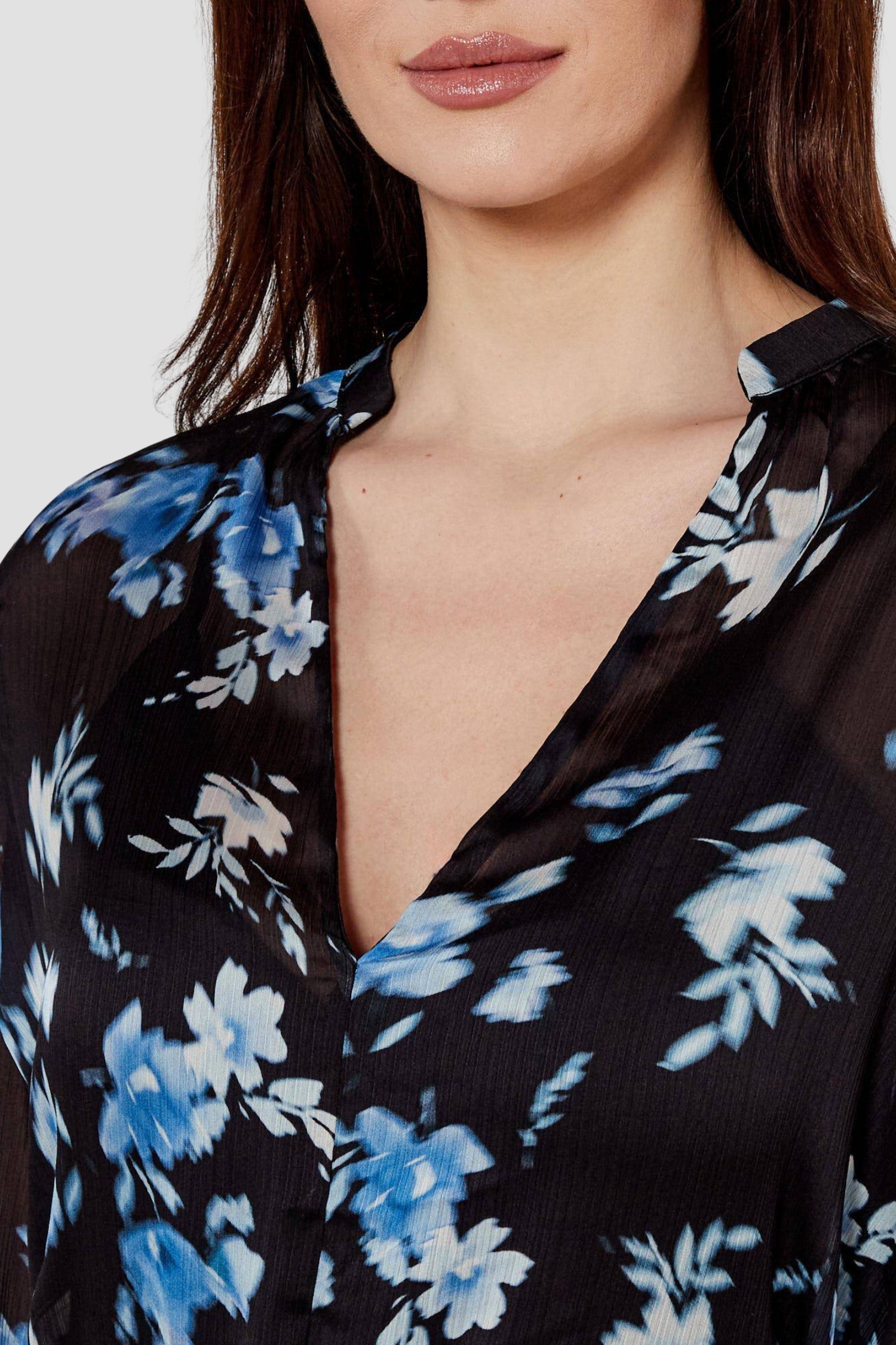 Женское черное платье с узором Guess W5RK35.WDW82;P7UN