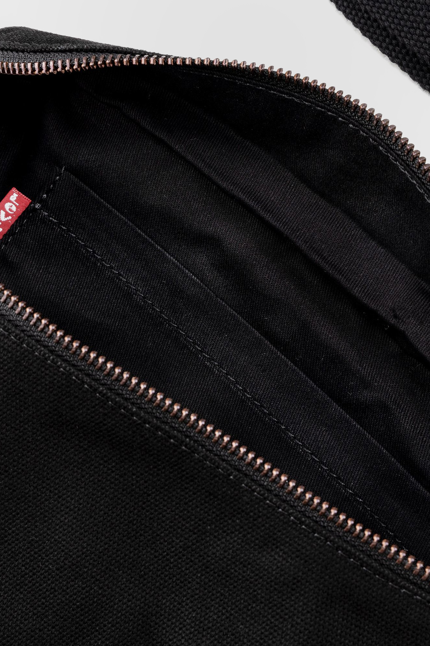 Женская черная поясная сумка Levi’s® 002H1;0000
