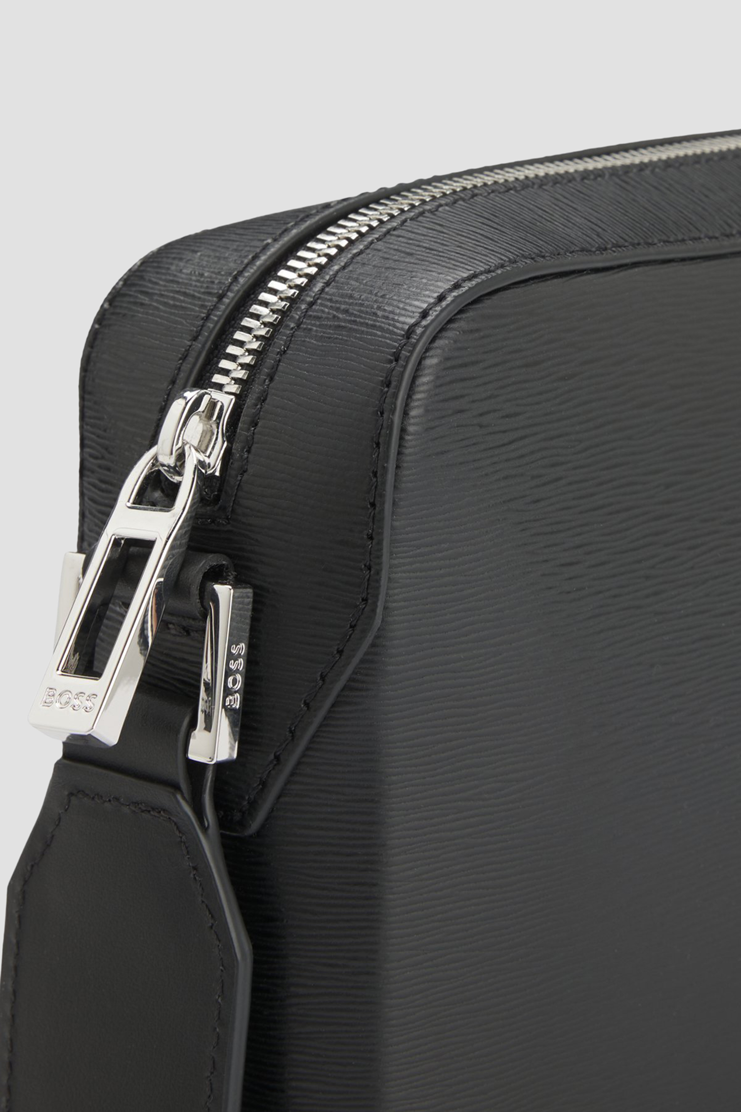 Чоловіча чорна шкіряна сумка BOSS 50548274;001
