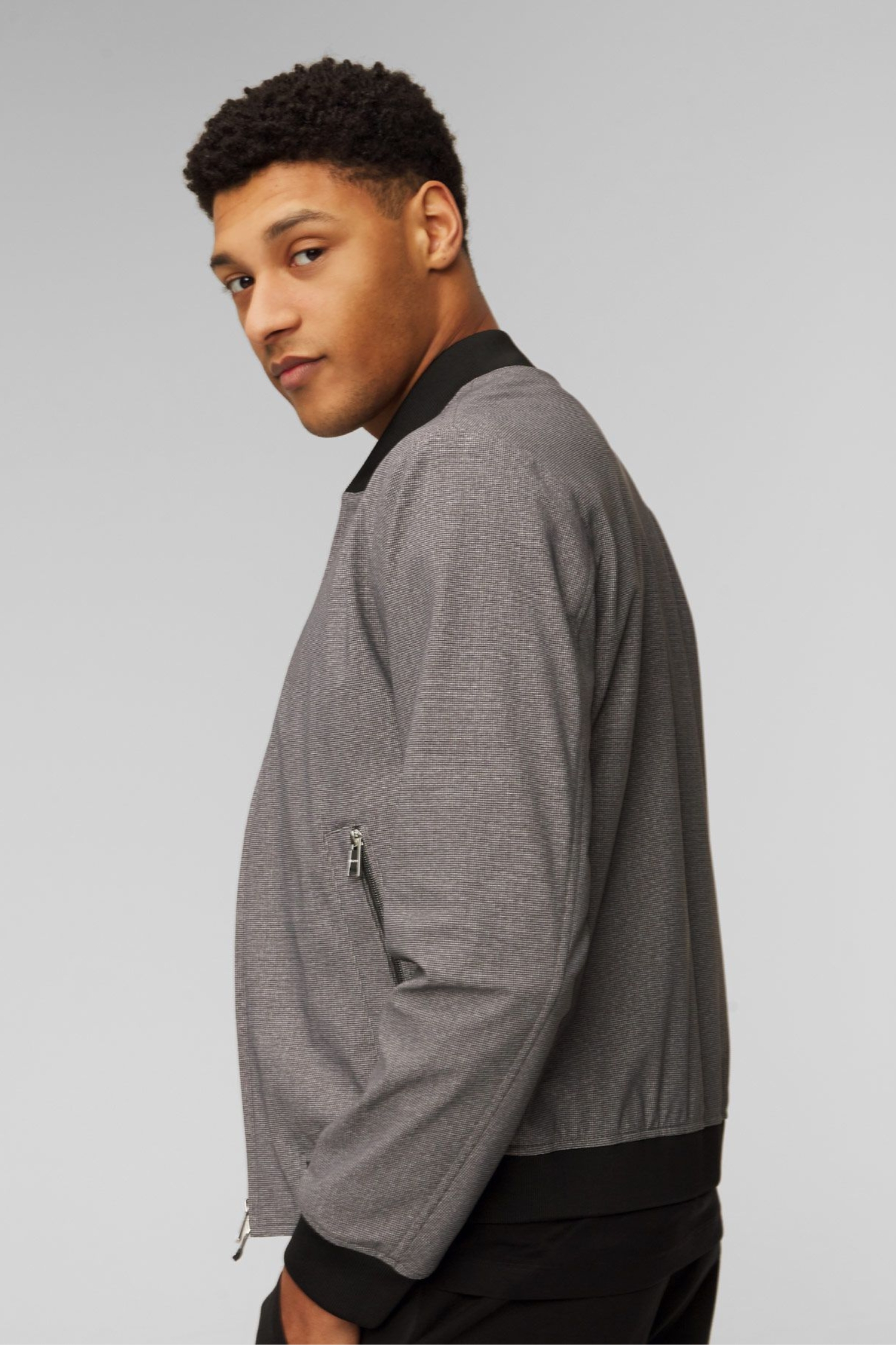 Чоловічий сірий бомбер BOSS 50509563;041