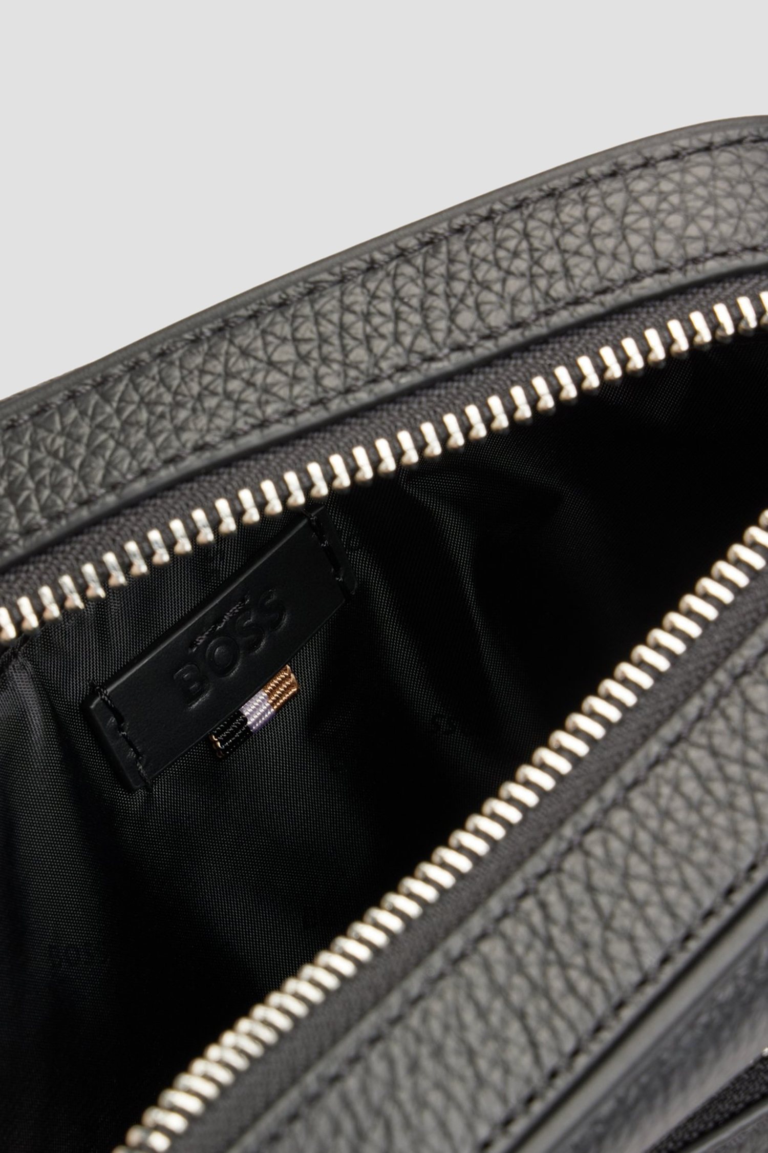 Чоловіча чорна шкіряна сумка BOSS 50529288;001