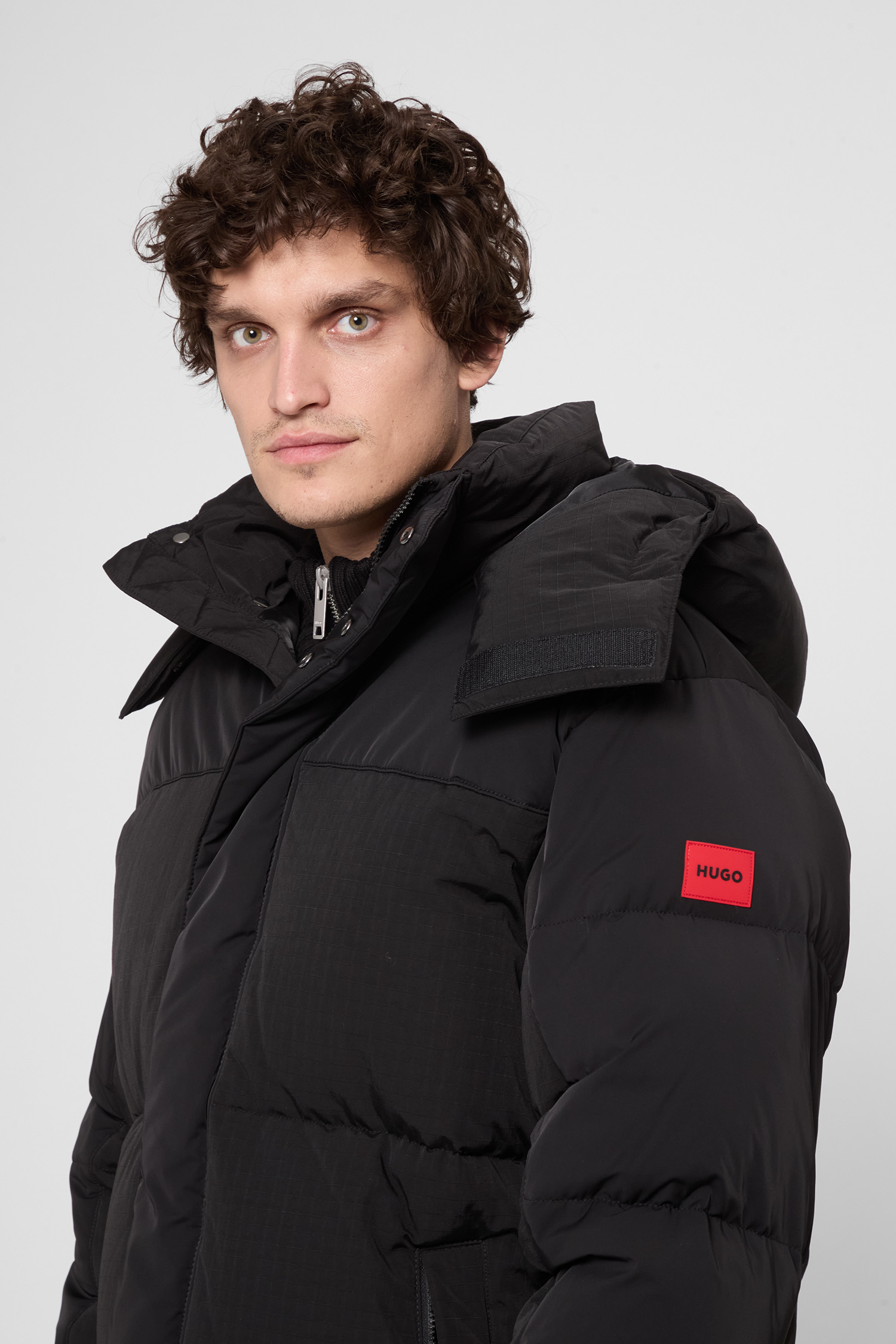 Чоловічий чорний пуховик HUGO 50547890;001