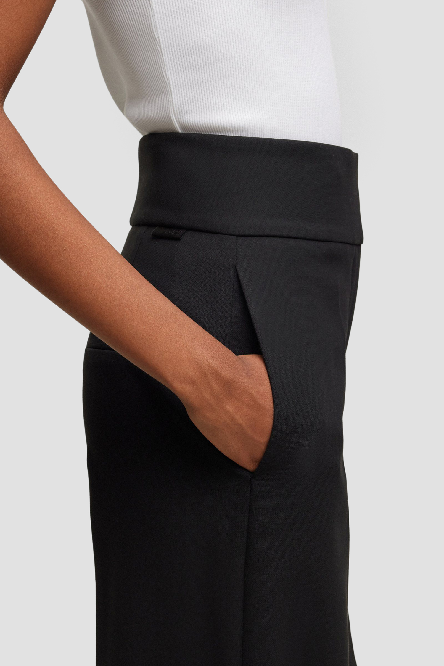 Жіночі чорні брюки HUGO 50509253;001