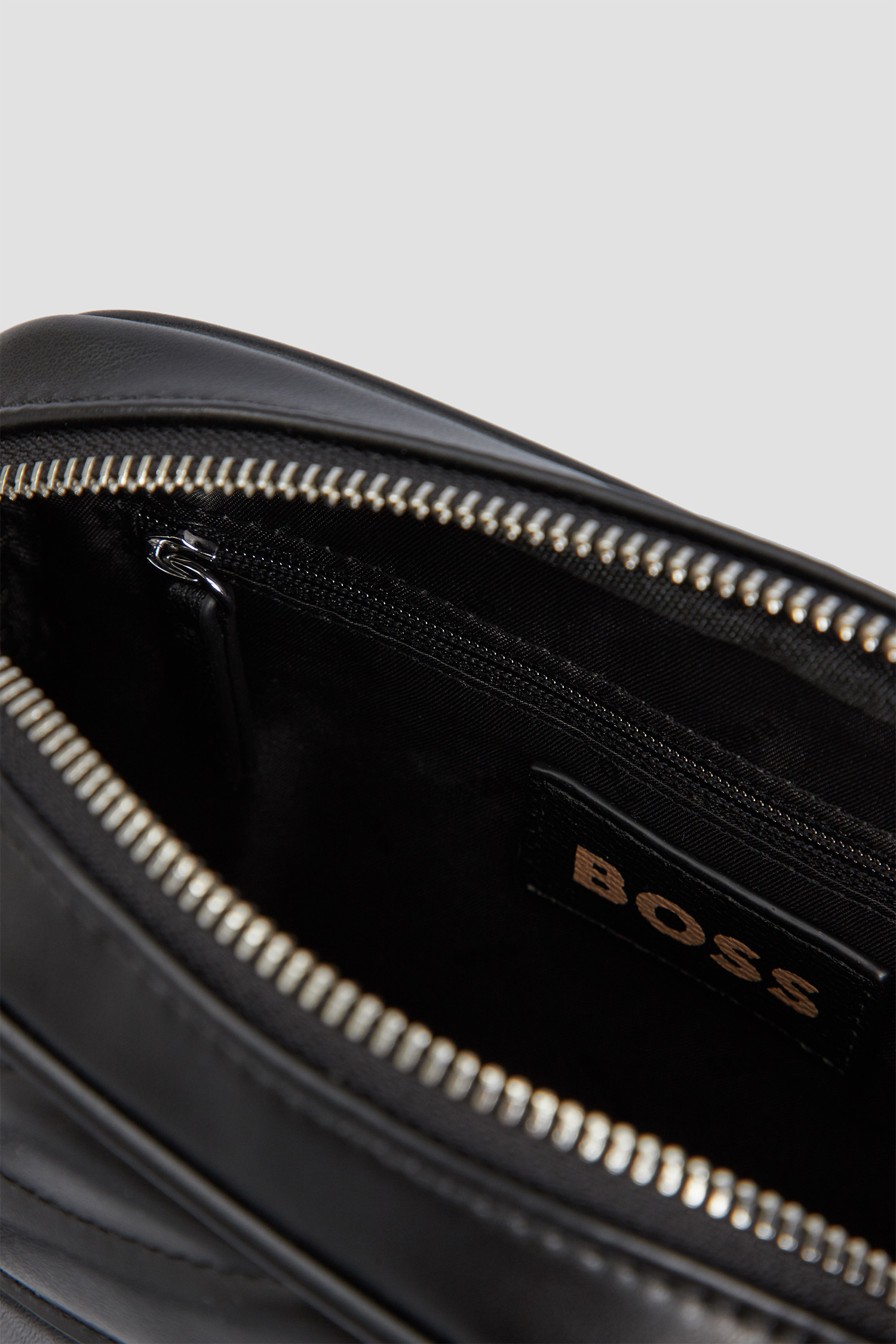 Женская черная сумка BOSS 50498943;001