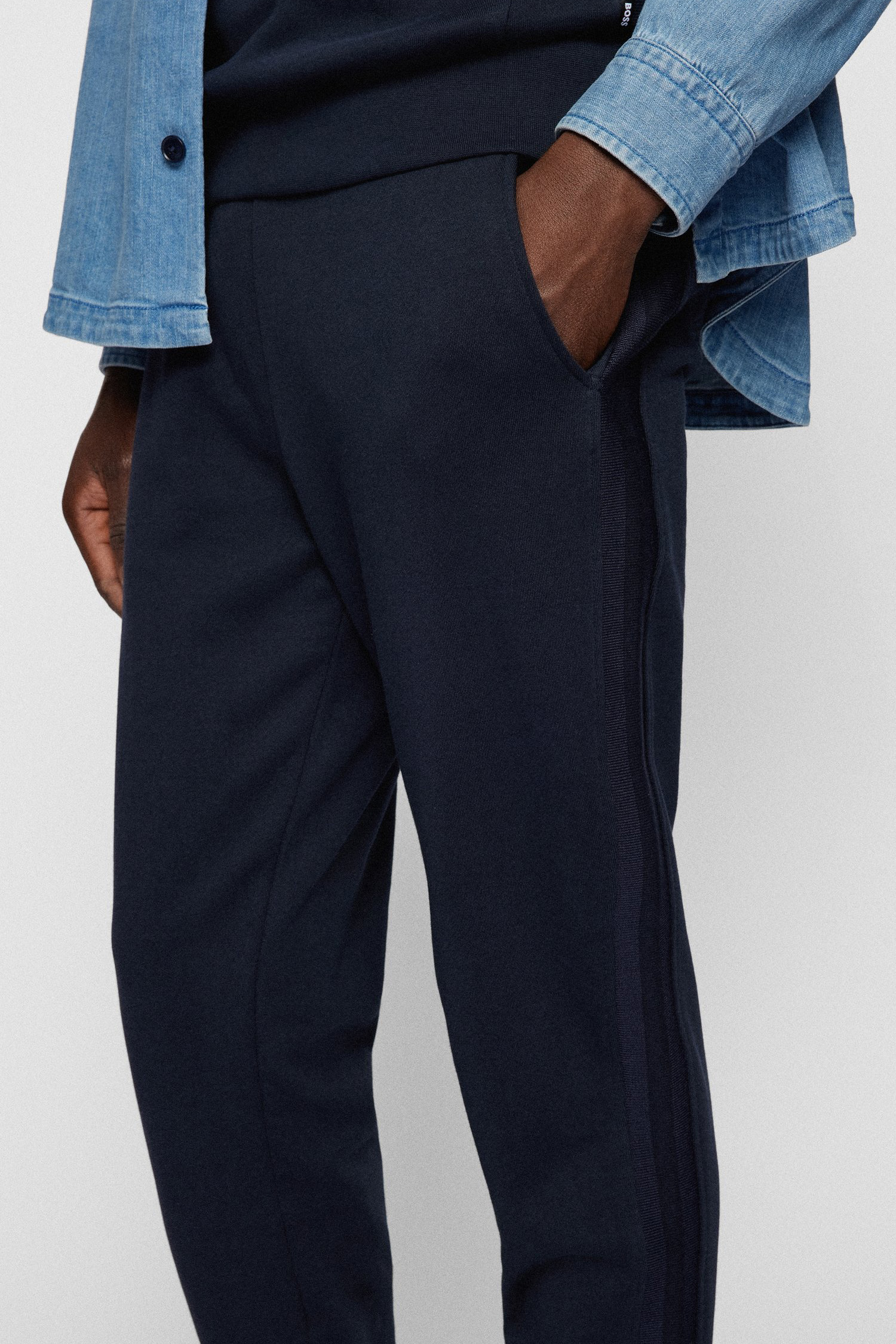 Чоловічі темно-сині спортивні брюки BOSS 50471974;404