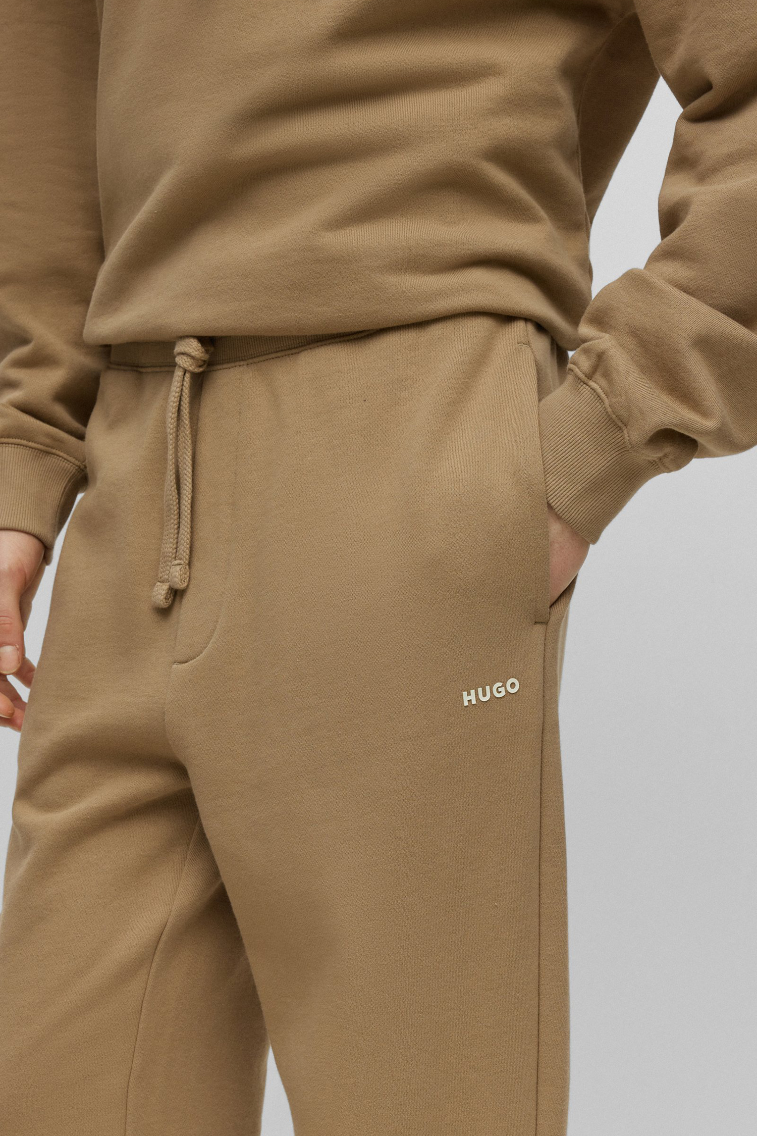 Чоловічі бежеві спортивні штани HUGO 50489617;242