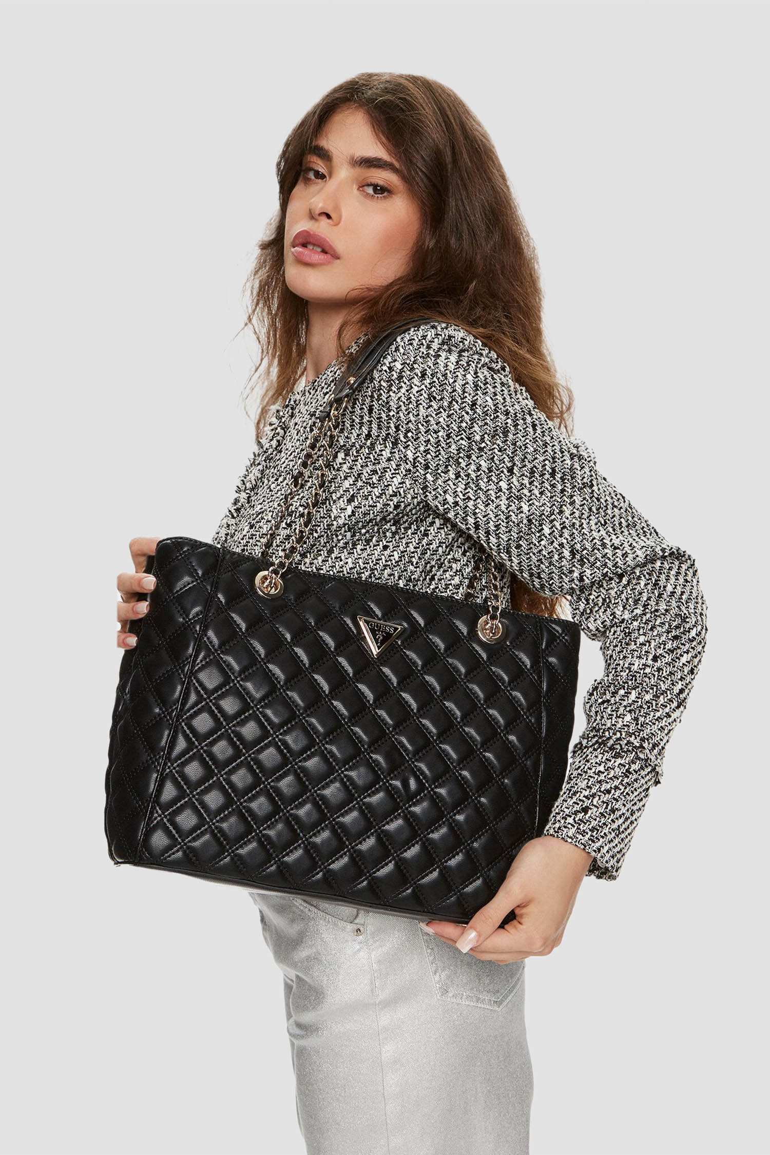 Жіноча чорна сумка Guess HWQG87.48240;BLA