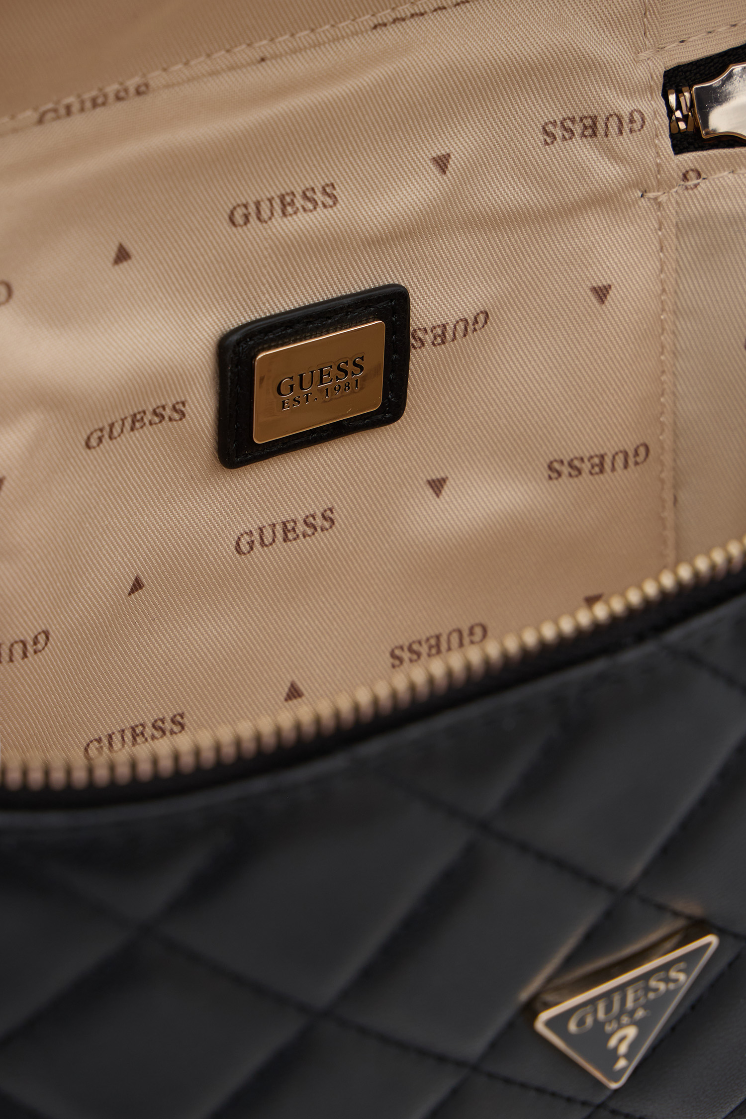 Жіноча чорна сумка Guess HWQG24.56770;BLA
