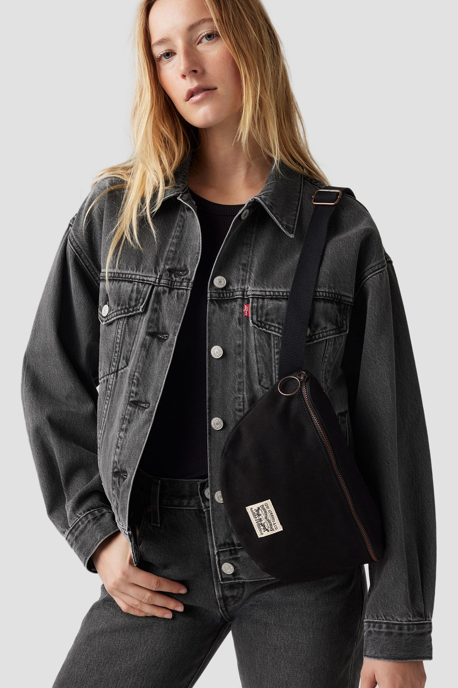 Женская черная поясная сумка Levi’s® 002H1;0000