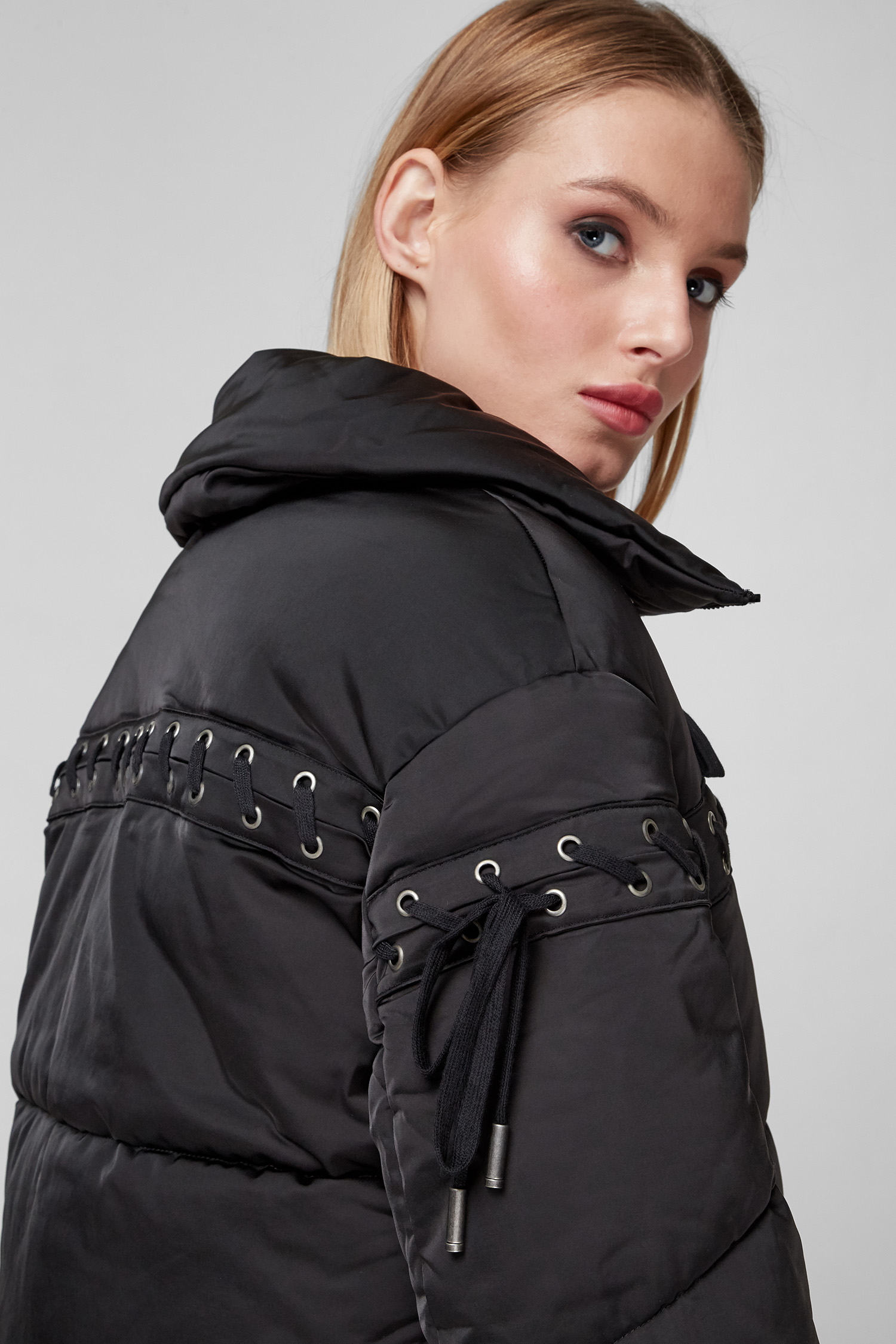 Жіноча чорна куртка Guess W1BL16.WE4G0;JBLK