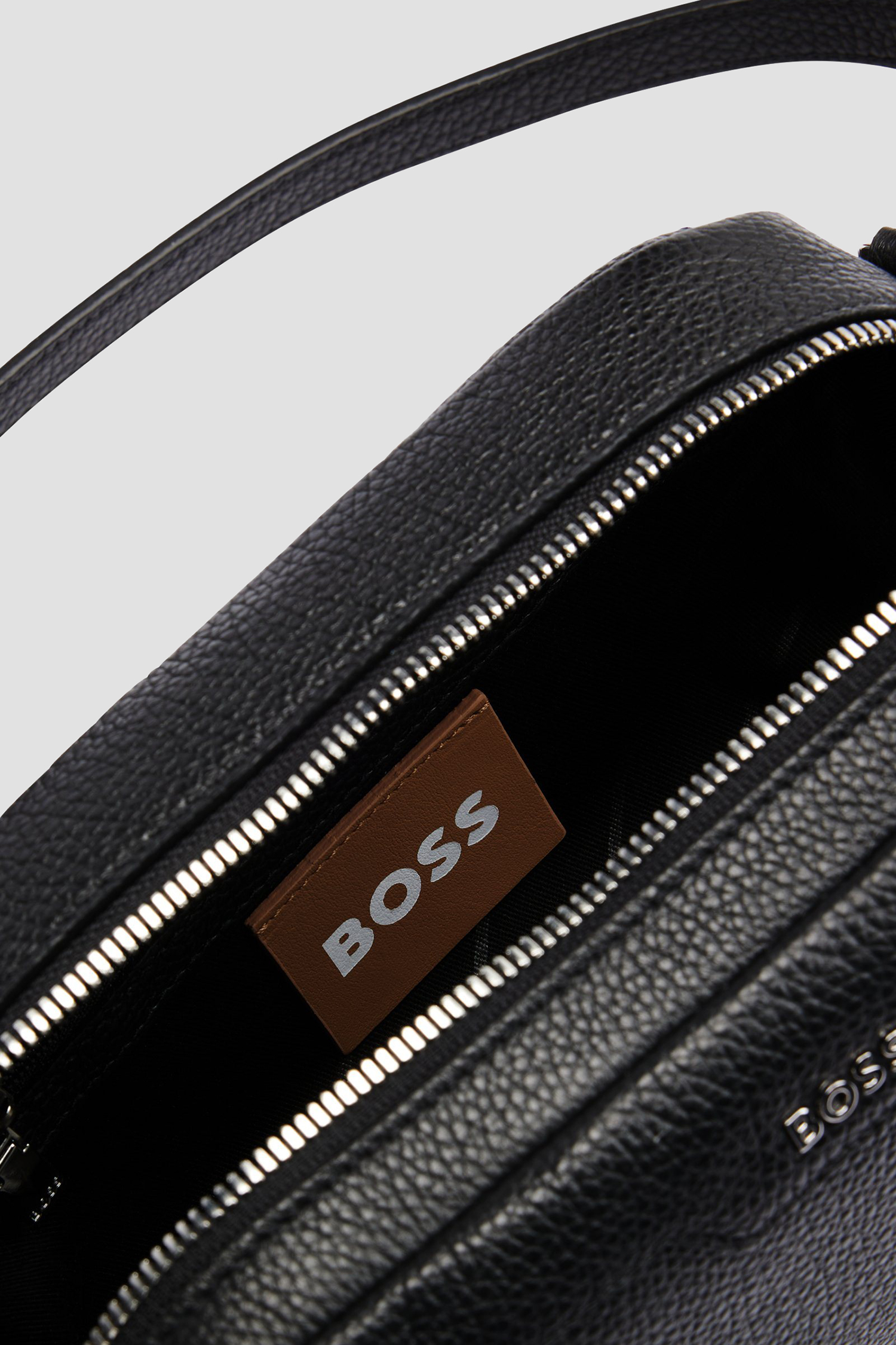 Женская черная кожаная сумка BOSS 50499133;001