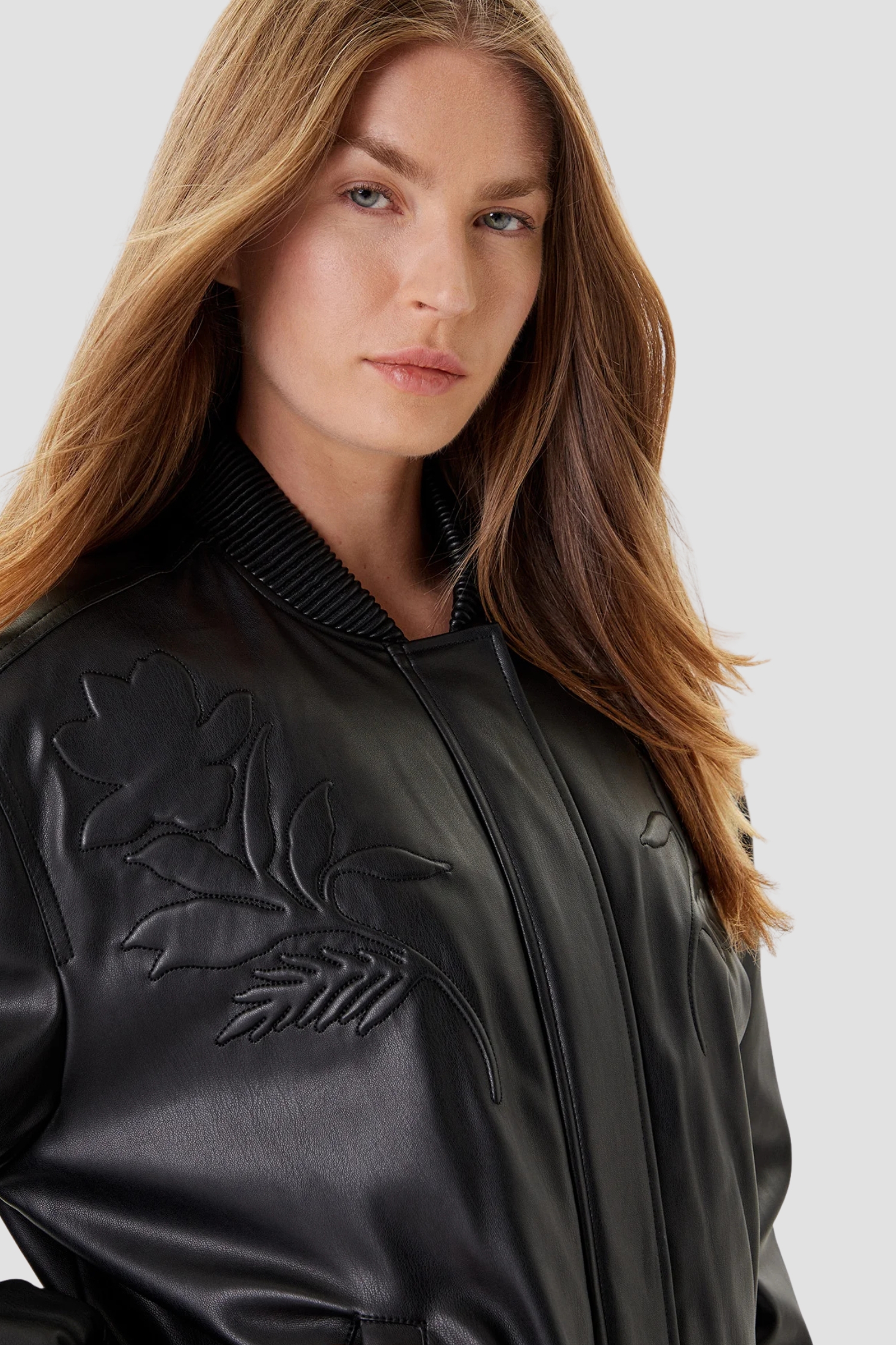 Жіночий чорний бомбер Guess W5YL06.WE480;JBLK