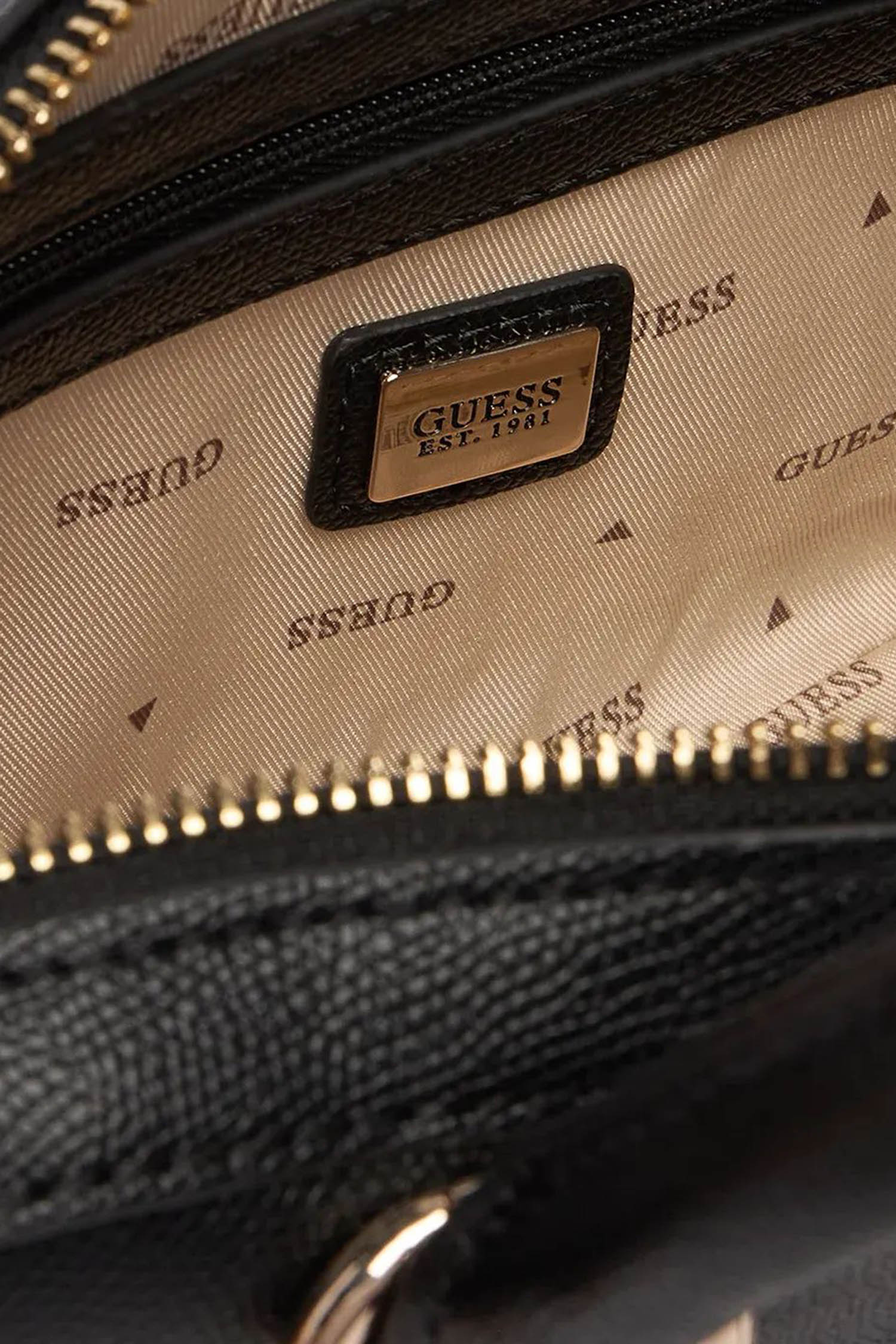 Жіноча чорна сумка Guess HWBG98.99050;BLA