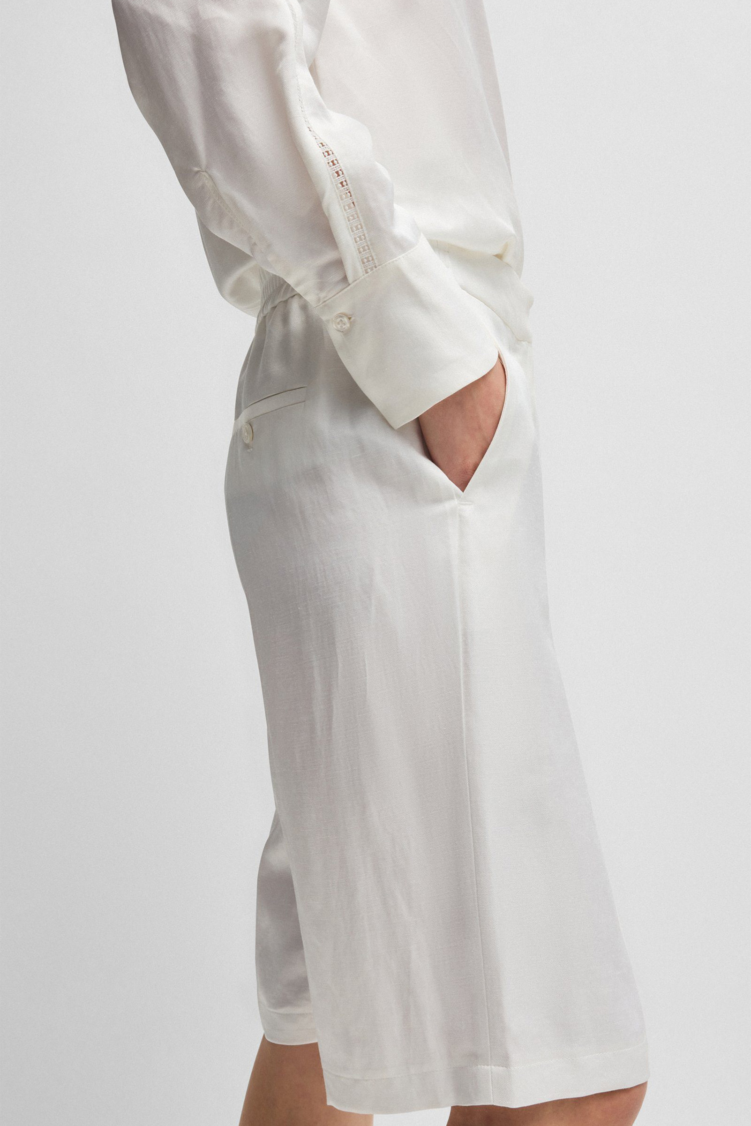 Женские белые шорты BOSS 50537403;100