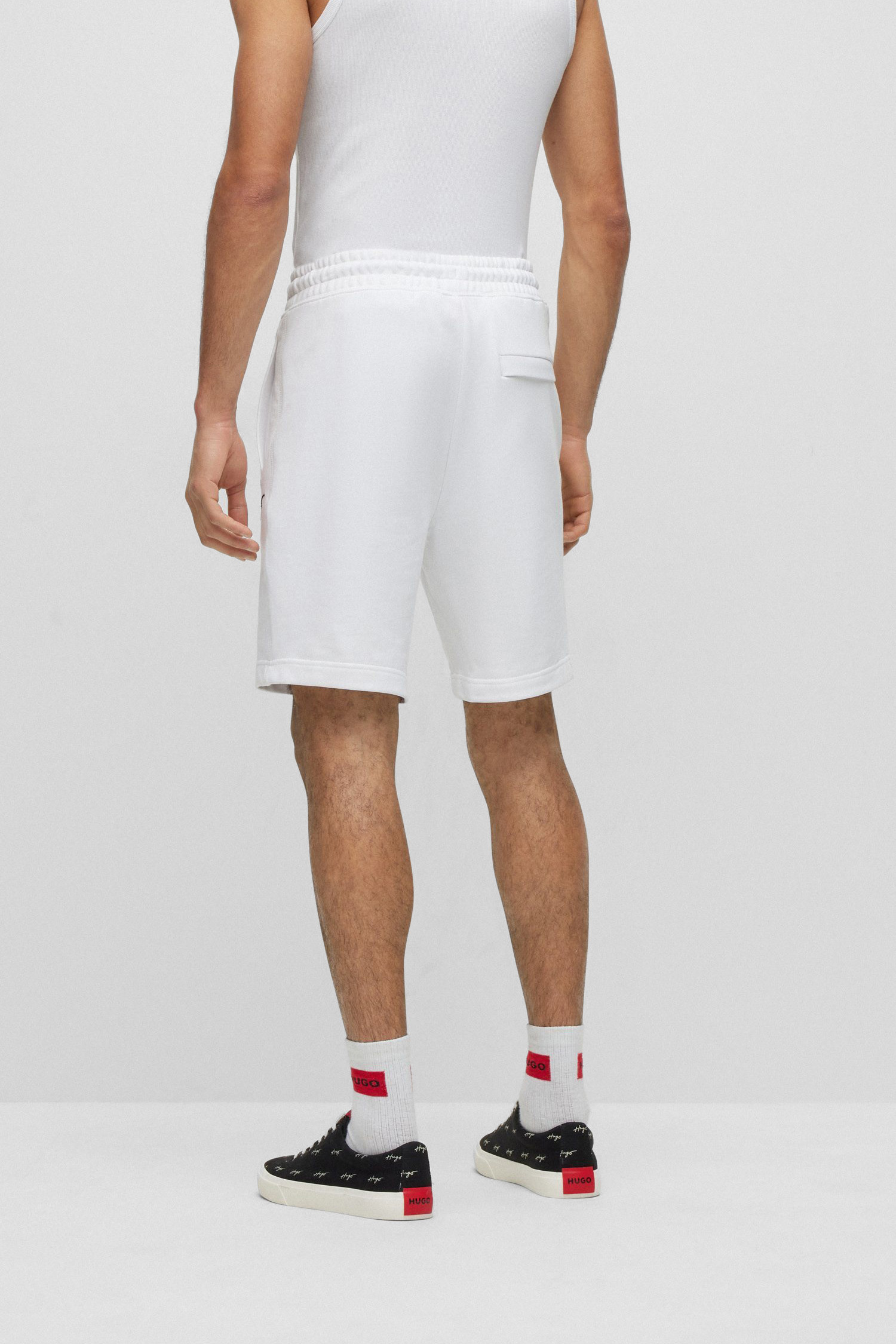 Мужские белые шорты HUGO 50486438;100