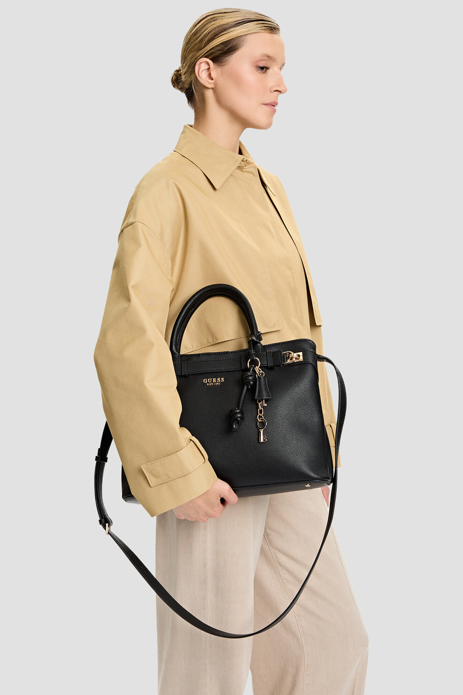 Женская черная сумка Guess HWBG85.46070;BLA